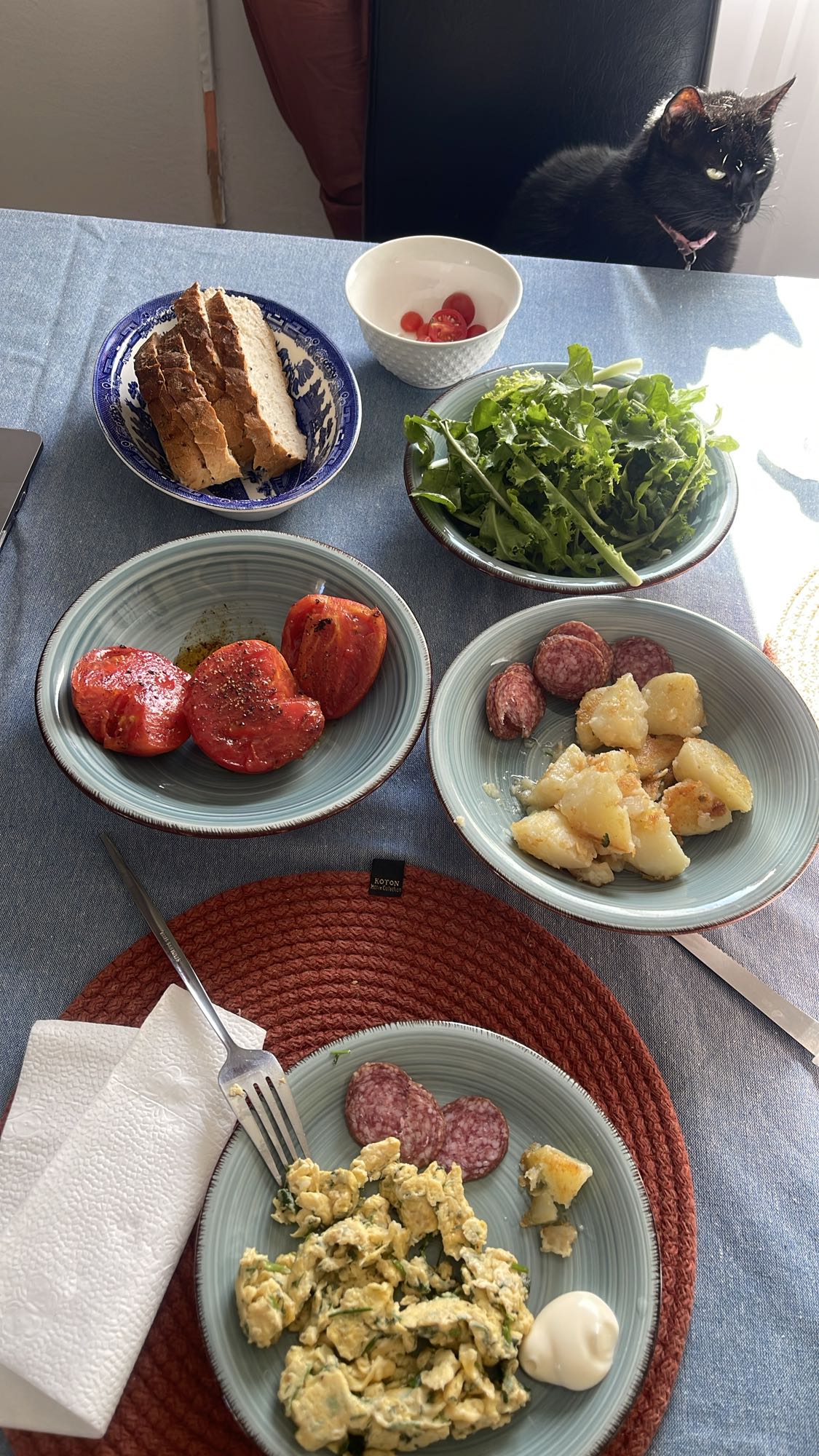 Завтрак с яйцами и салями