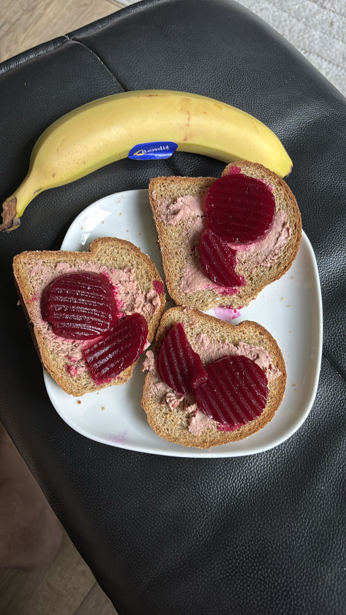 Grovbrød, leverpostei, rødbeter og banan
