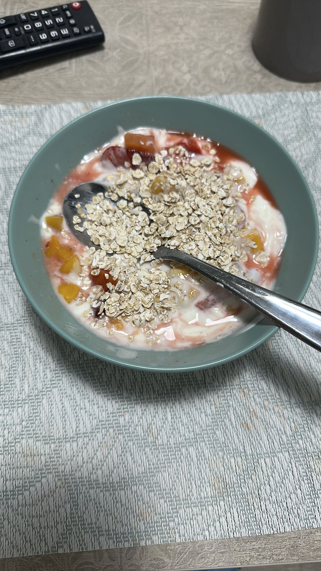 Yogur con avena y frutas