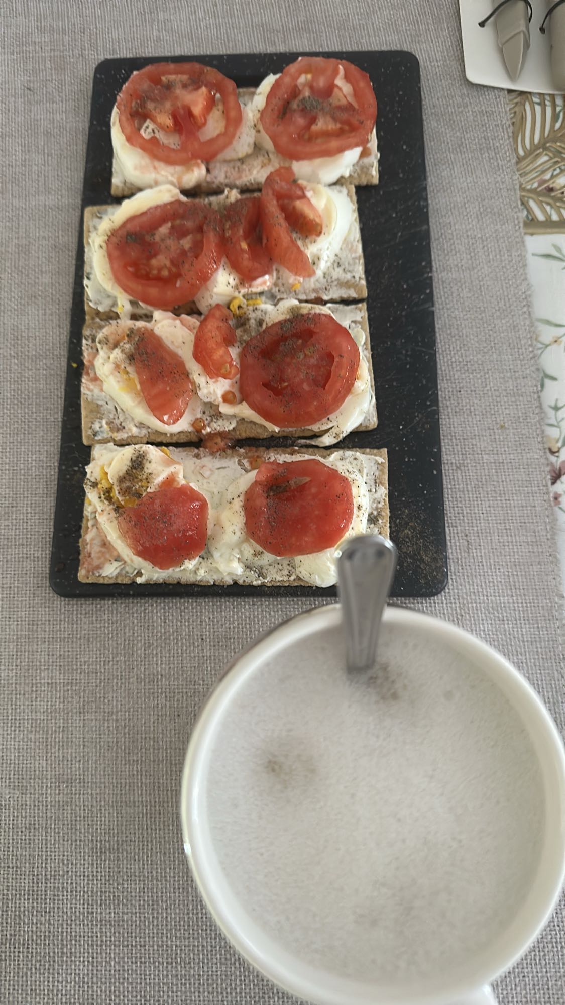 Kanapki z pomidorem i kawą