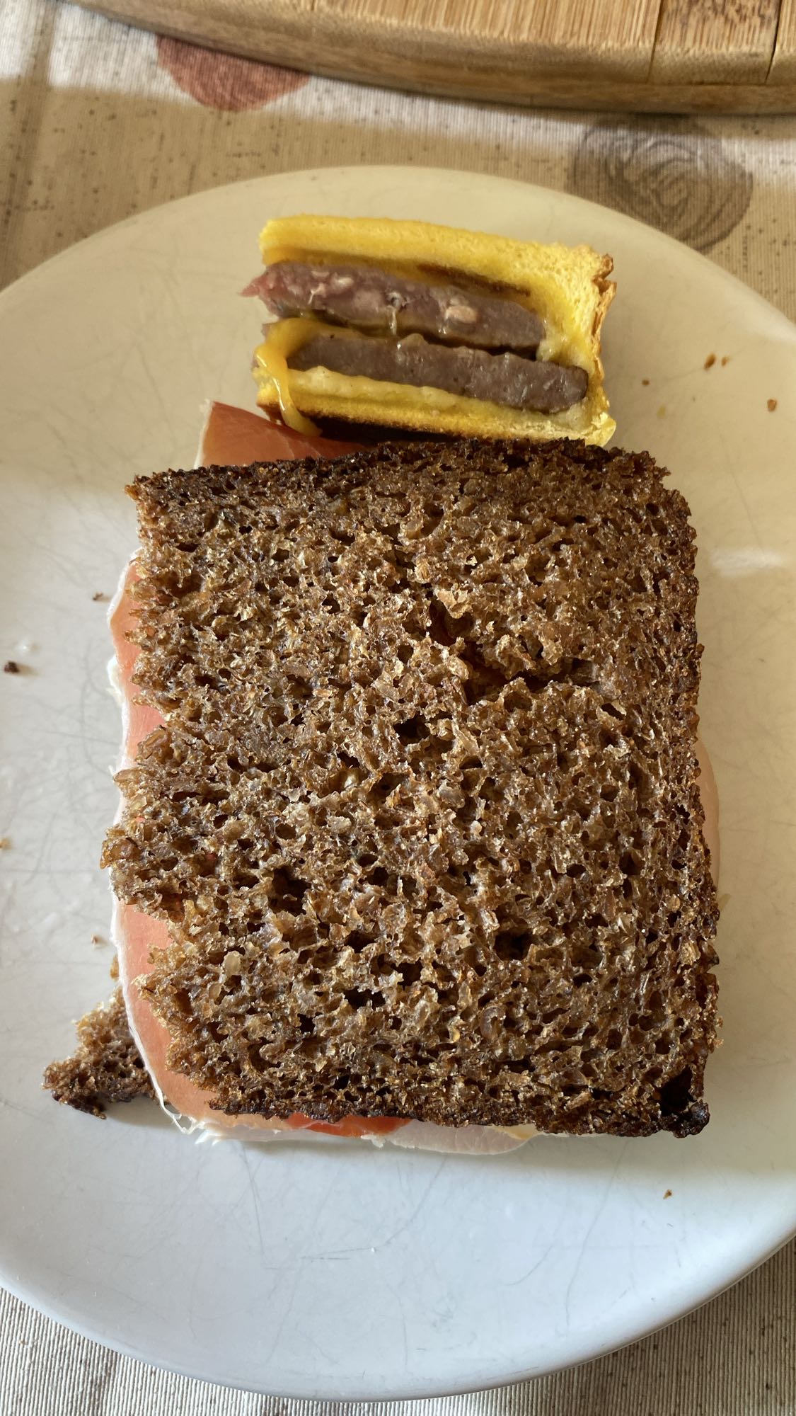 pan de centeno con pavo, queso, tomate, lechuga y jamón