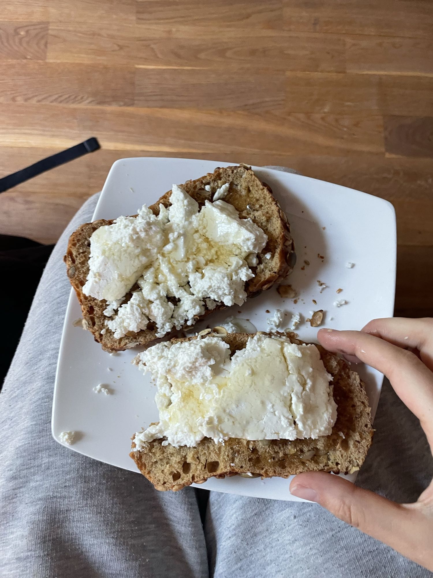 Twaróg na chlebie z miodem