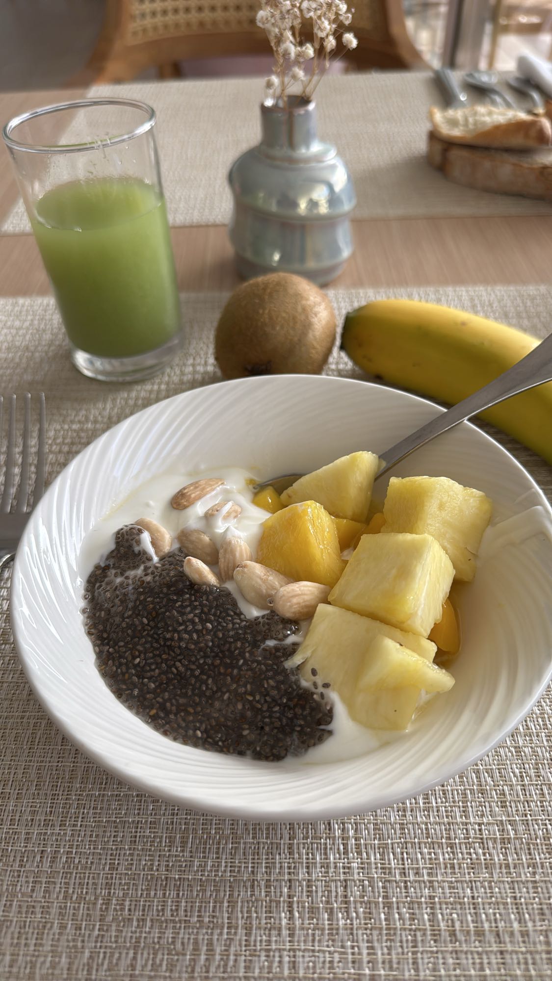 Tropisches Joghurtfrühstück