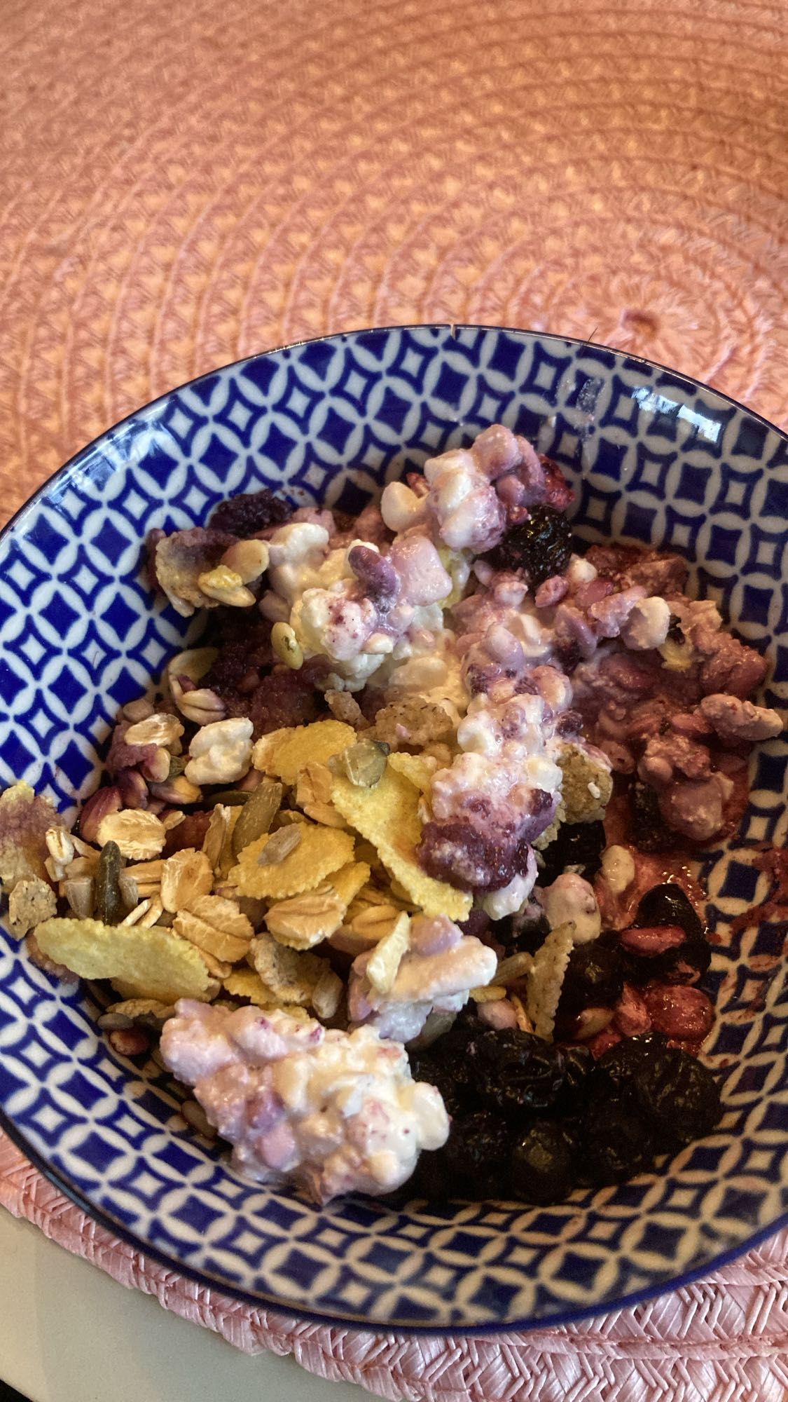 Keso med bär och müsli