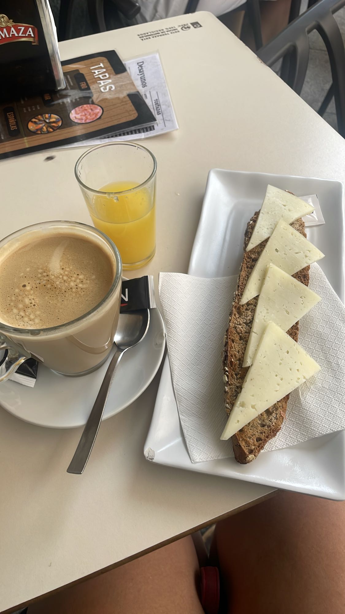 Desayuno café, queso y pan