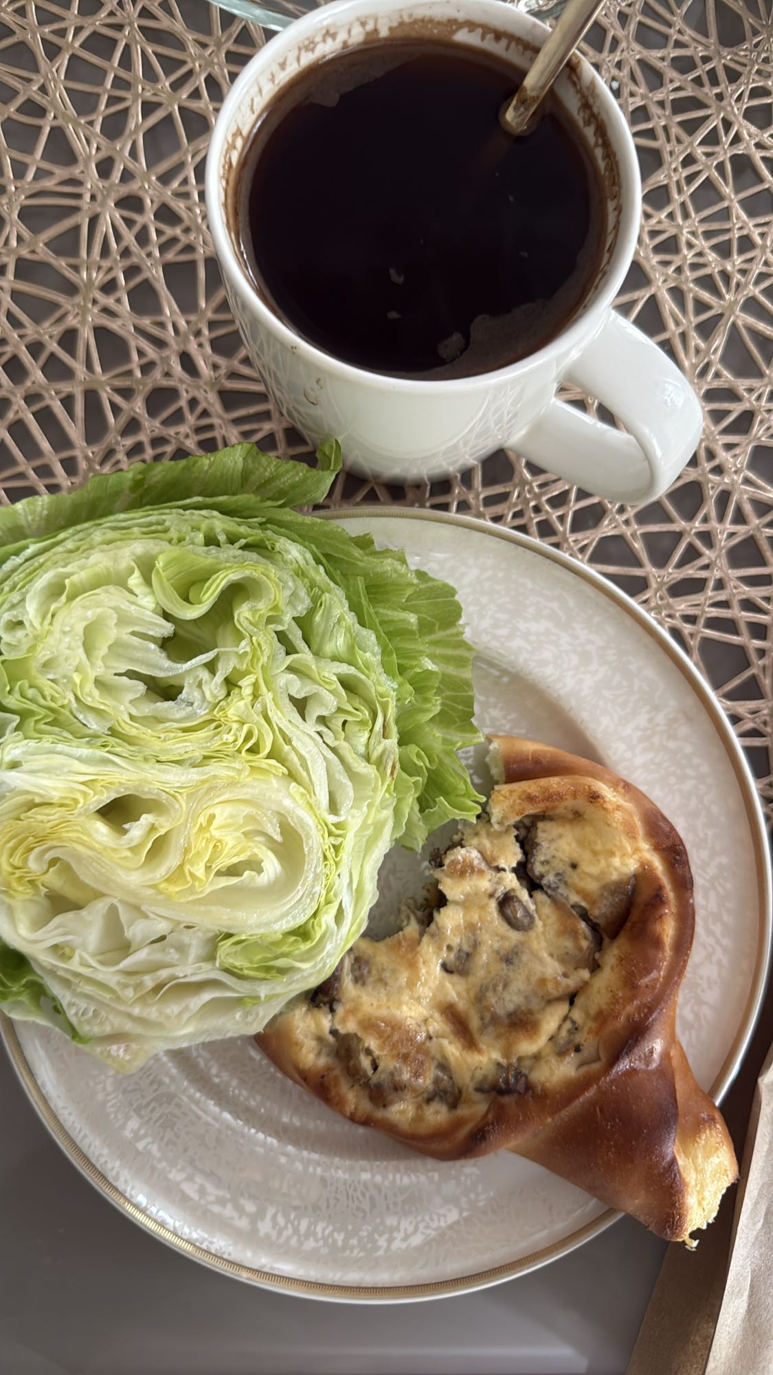 пирог с салатом и кофе