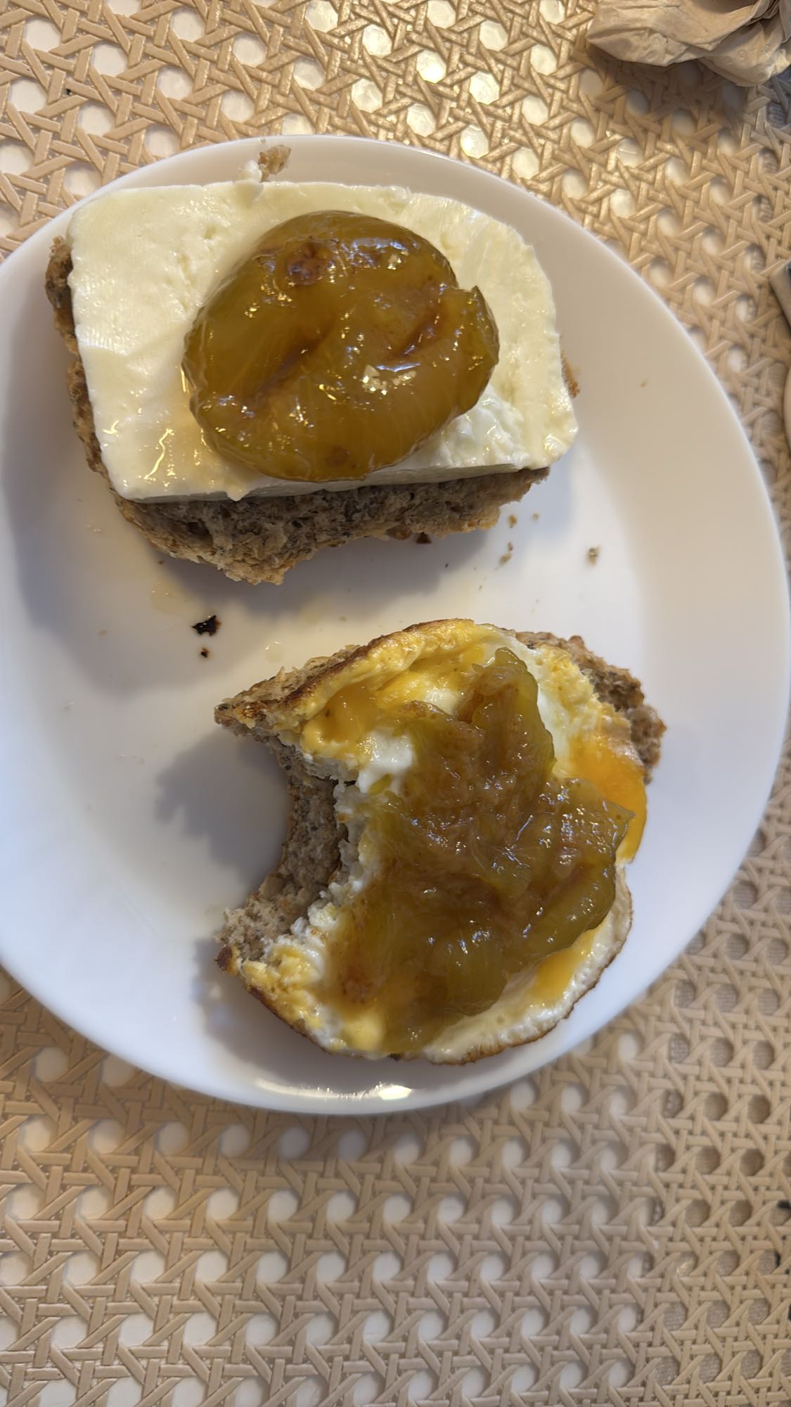 Bröd med ost, ägg & sylt