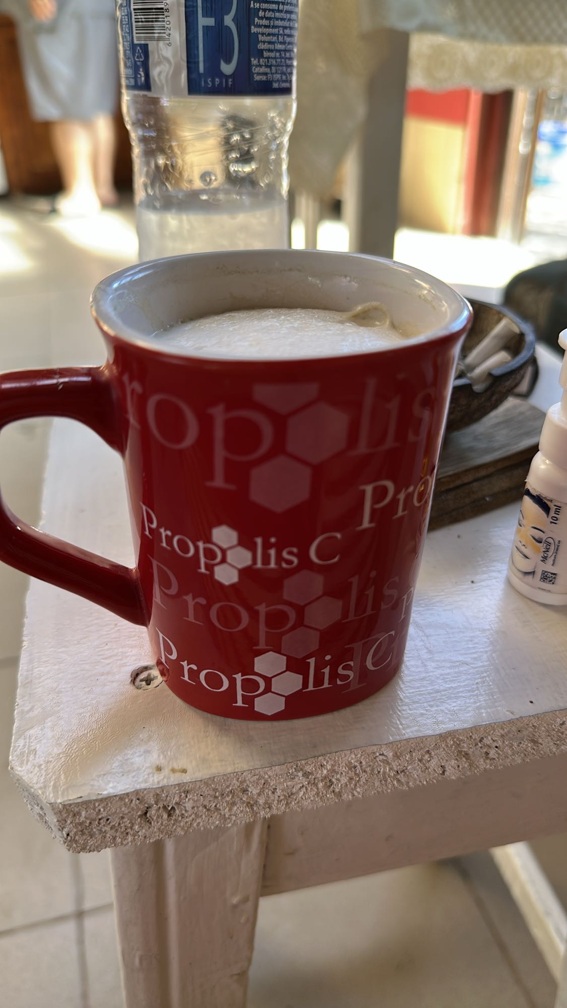 cafea cu lapte spumat