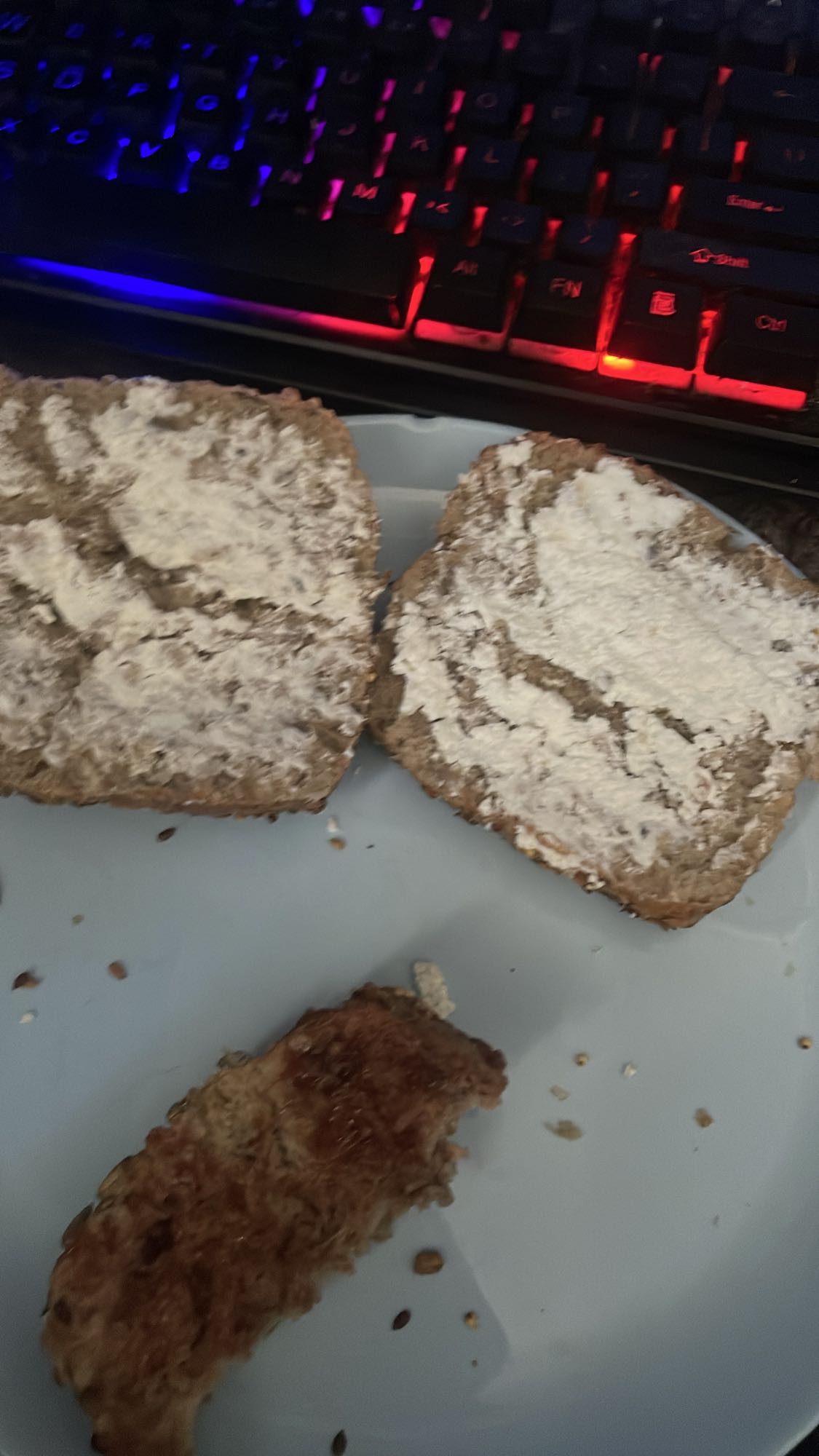 Chleb z masłem i dżemem