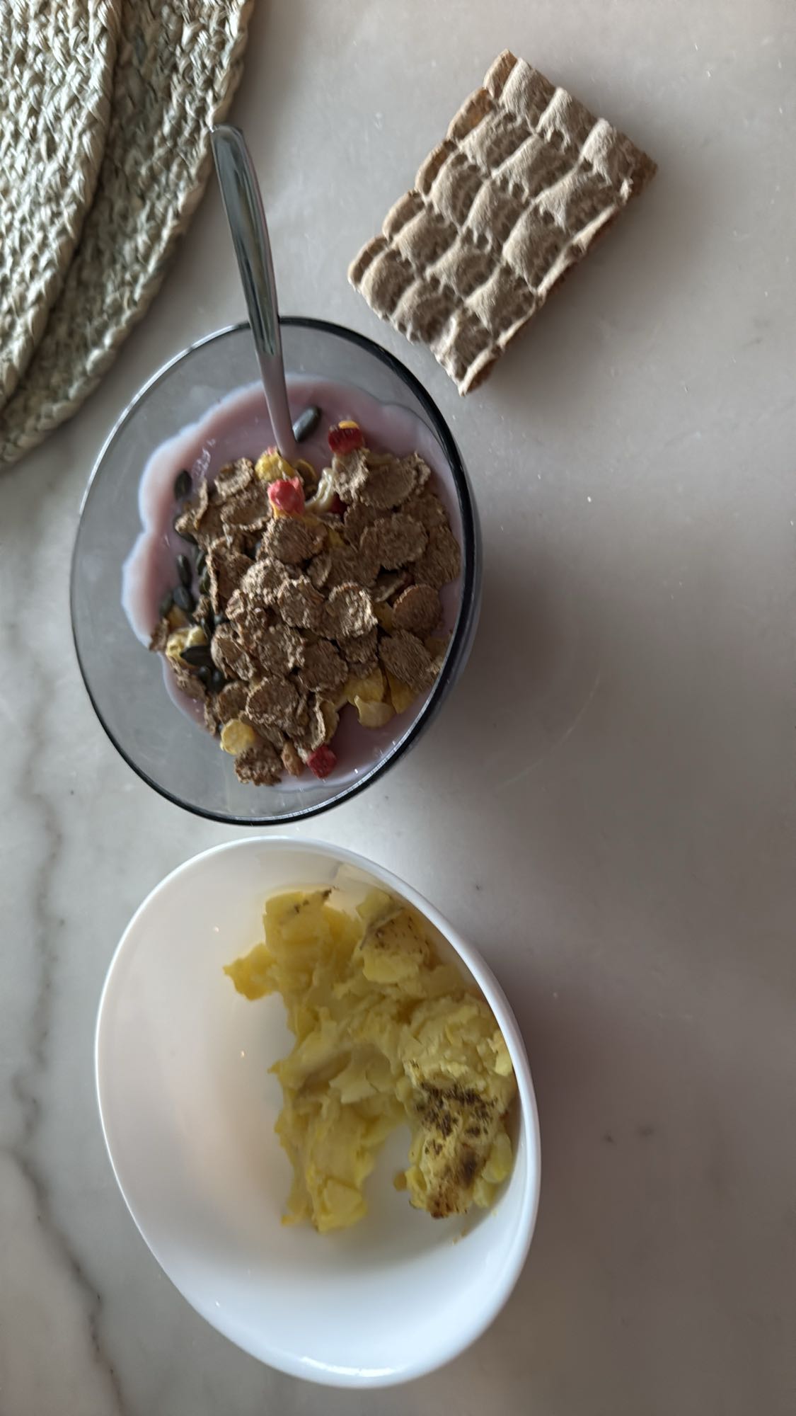 Yoghurt med müsli & potatis