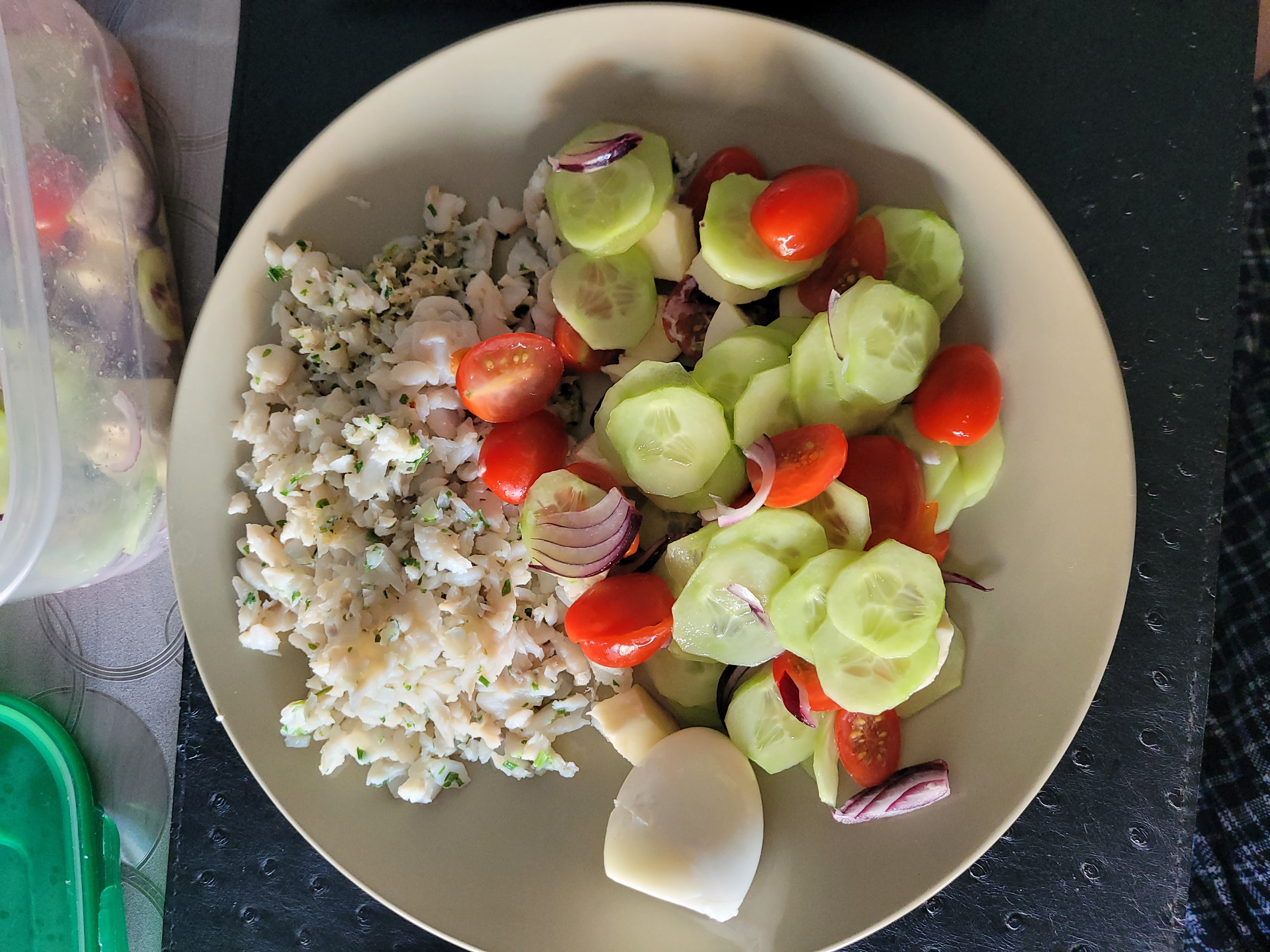 Poisson et salade fraîche