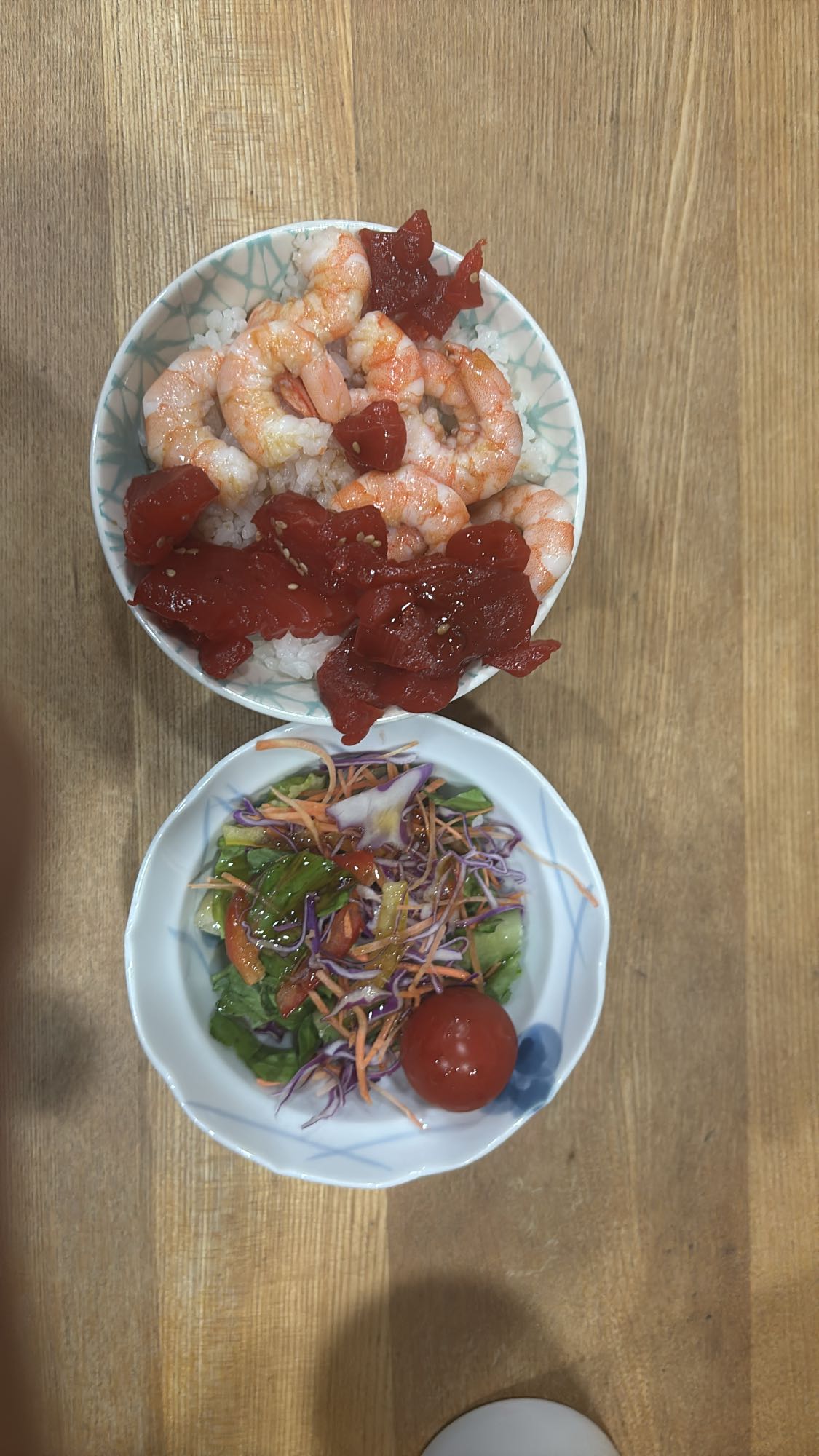 えびとまぐろ丼とサラダ