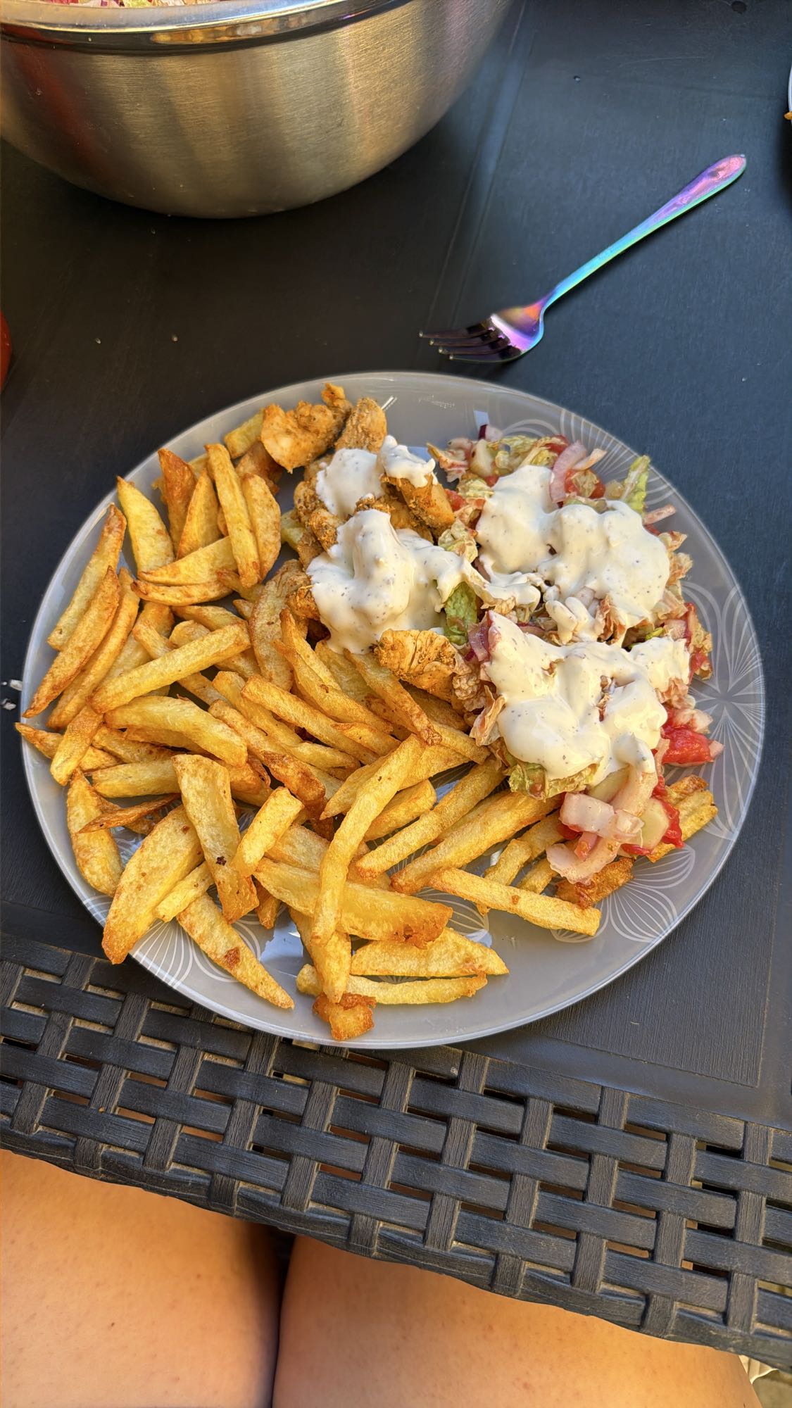 frytki z kurczakiem i sosem