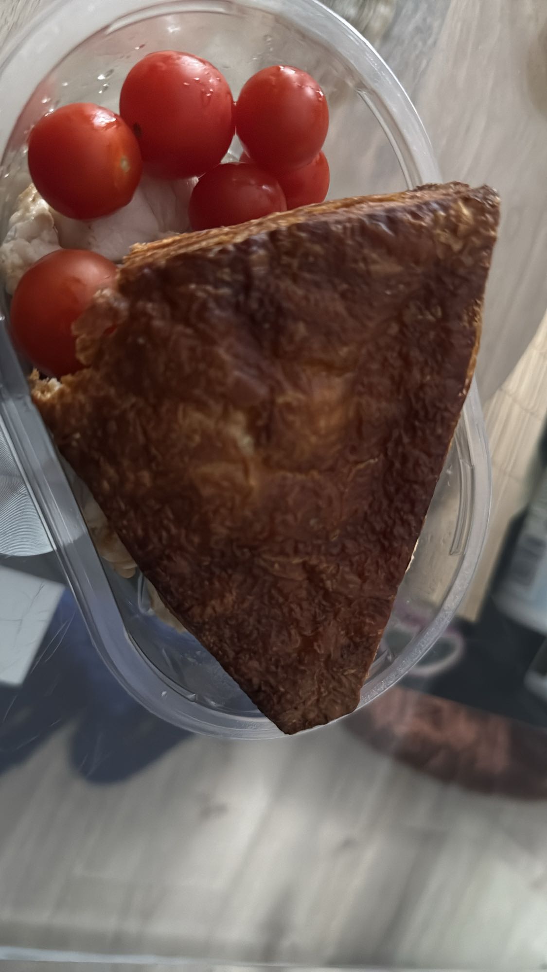 Ciasto francuskie z pomidorami