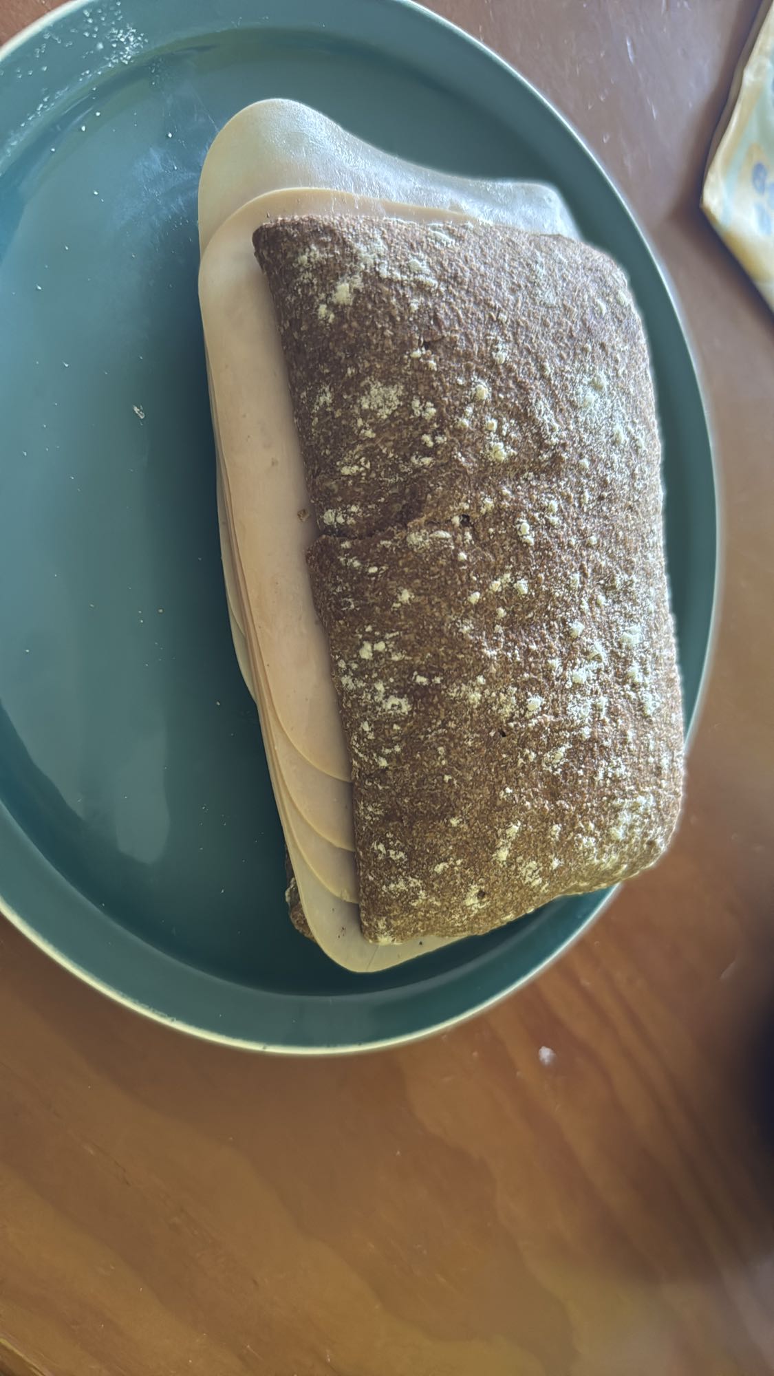 Sándwich de pan integral y pavo