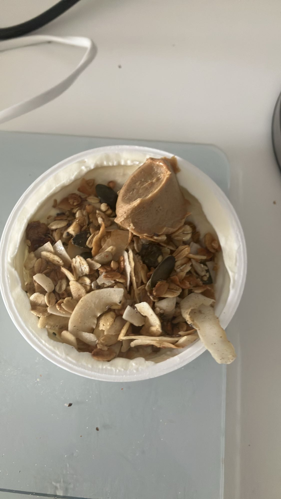 Iogurte com granola e pasta de amendoim