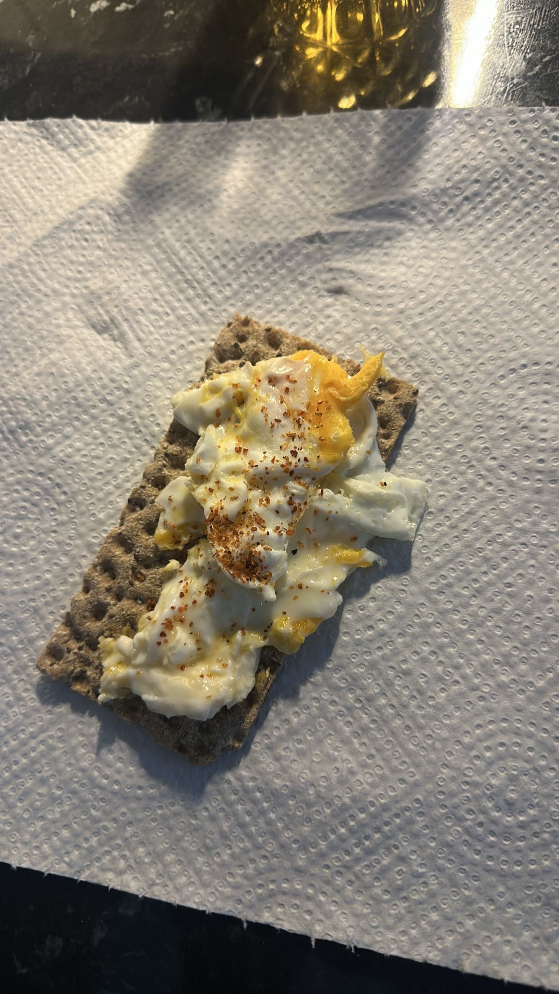 Knäckebröd med stekt ägg