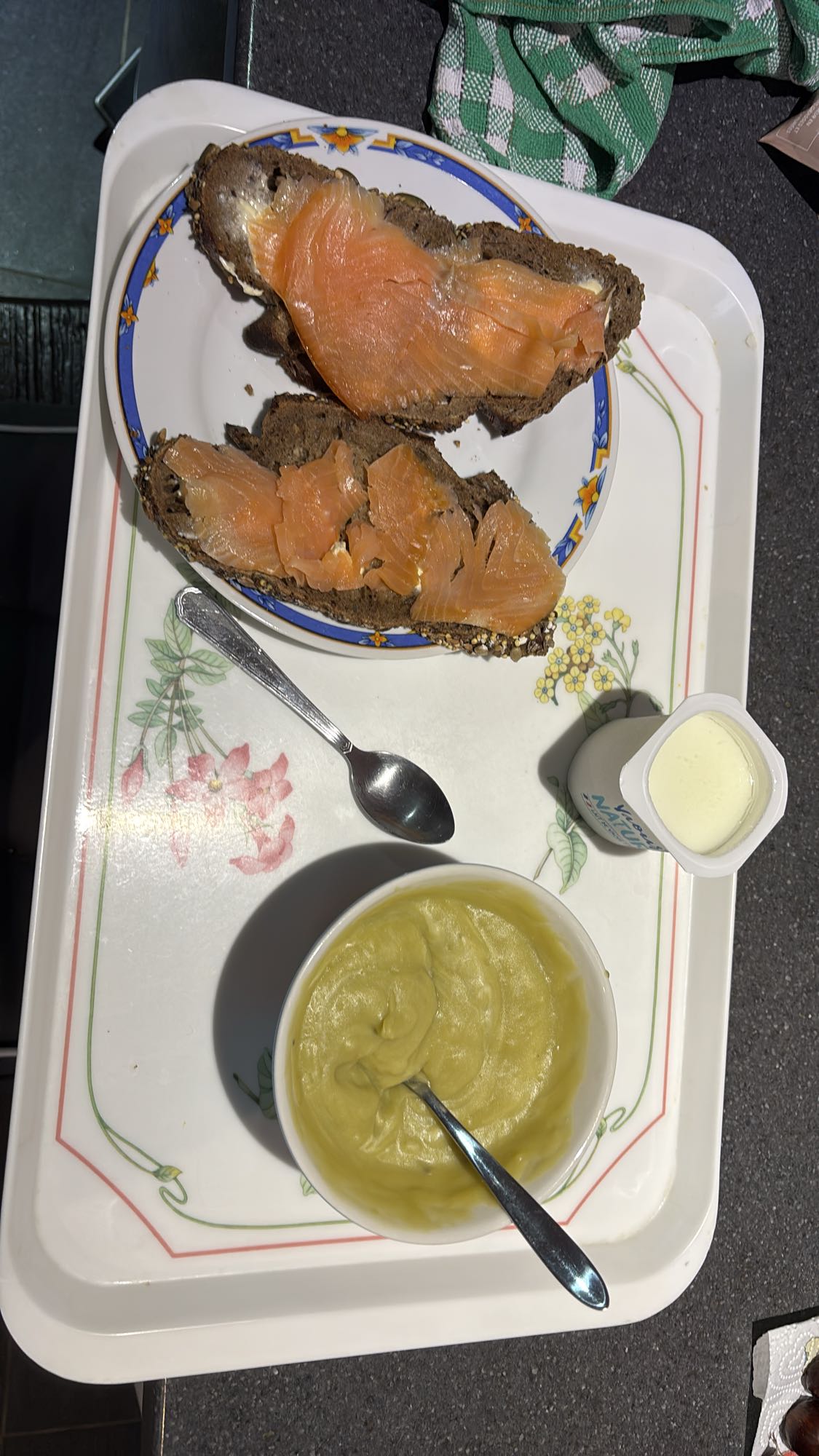 Tartines saumon, purée de pois cassés, yaourt