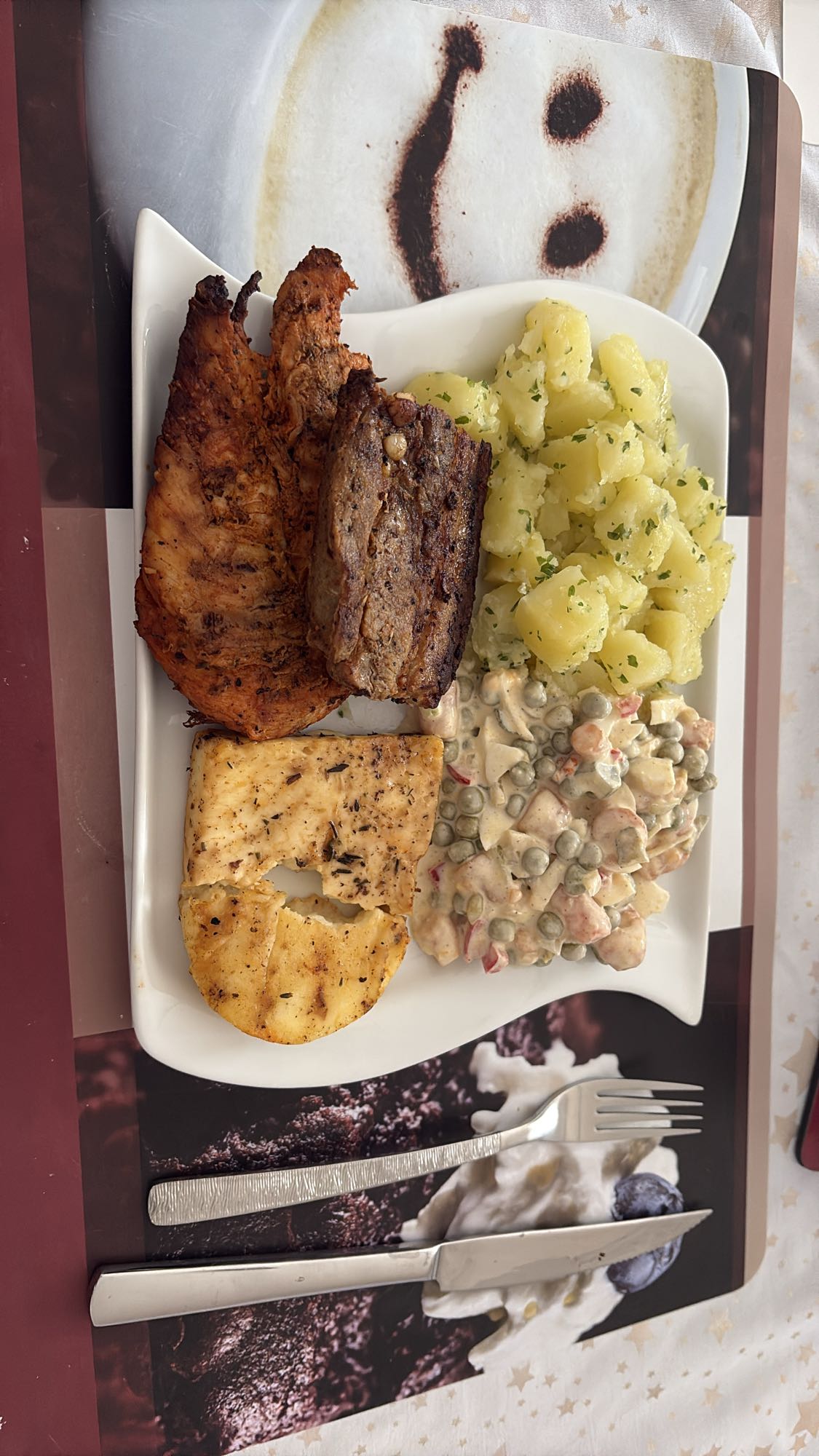 Grillezett hús, burgonya, franciasaláta