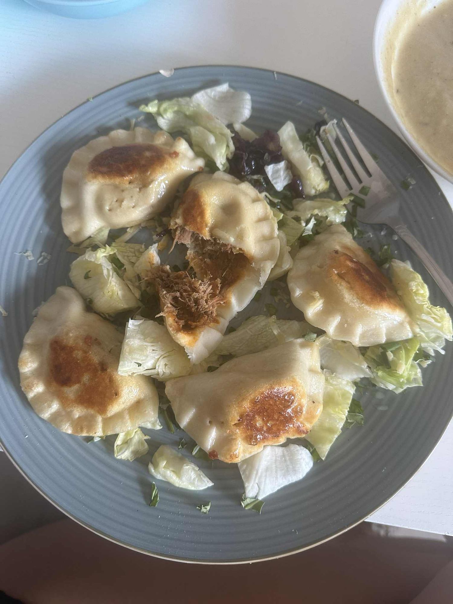 Pierogi z mięsem i sałatą
