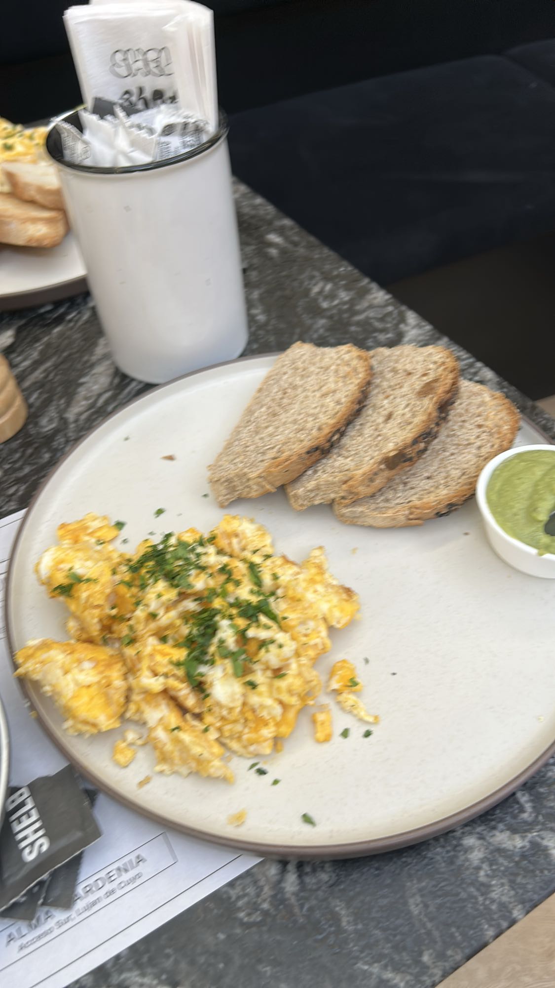 Huevos revueltos con pan