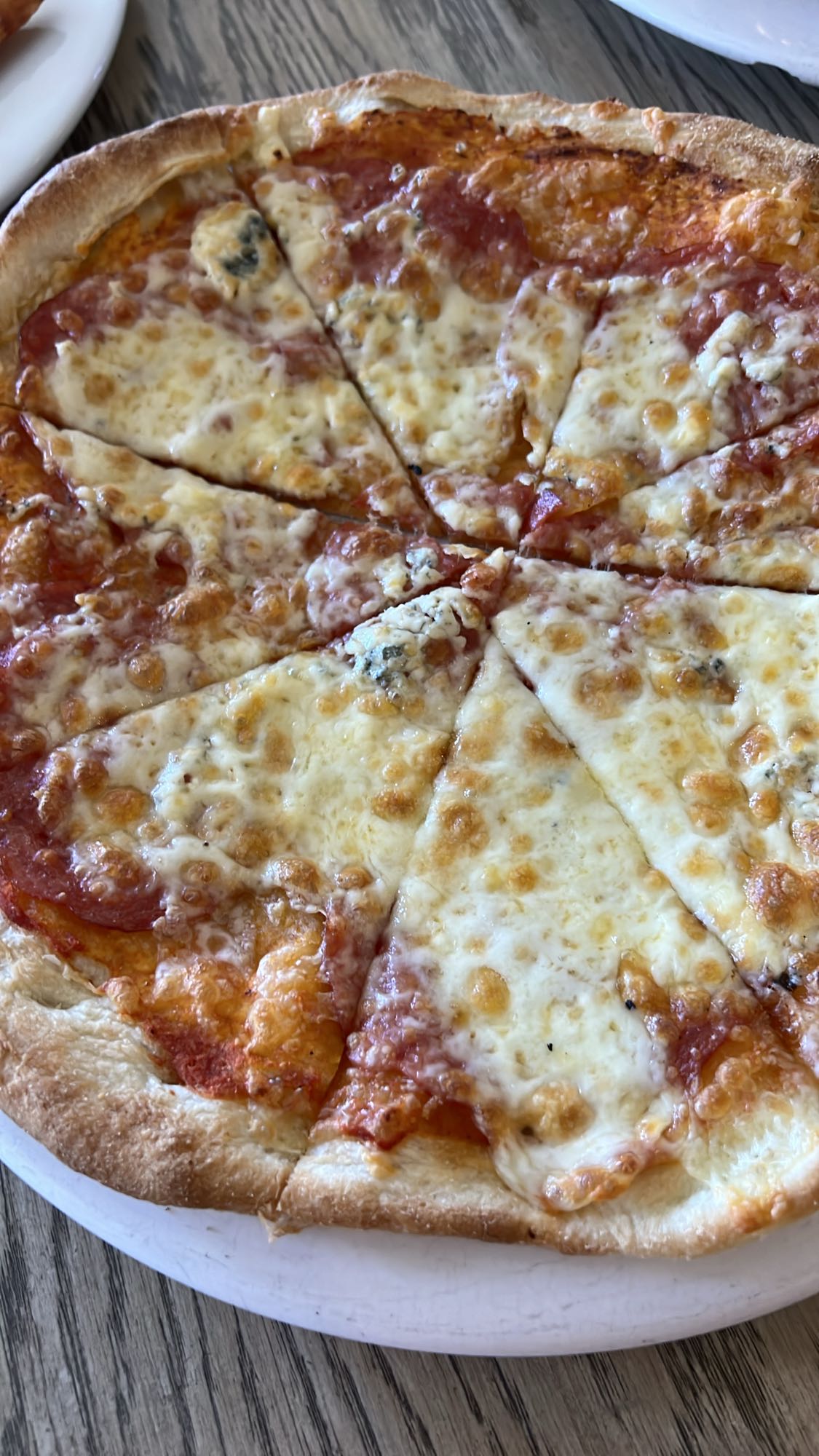 Pizza cu brânză și salam