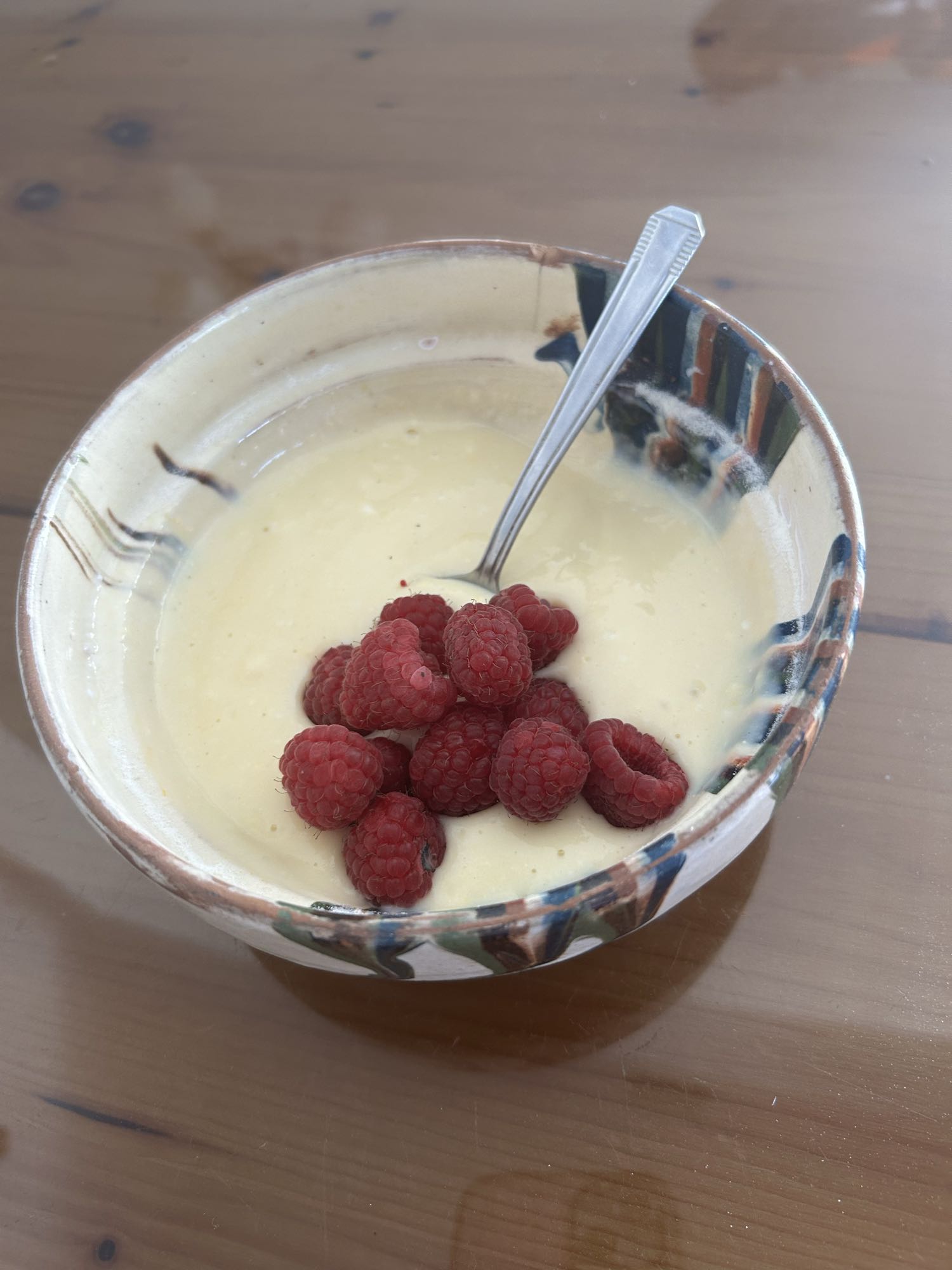 Iaurt Zuzu cu pudră proteică și zmeură