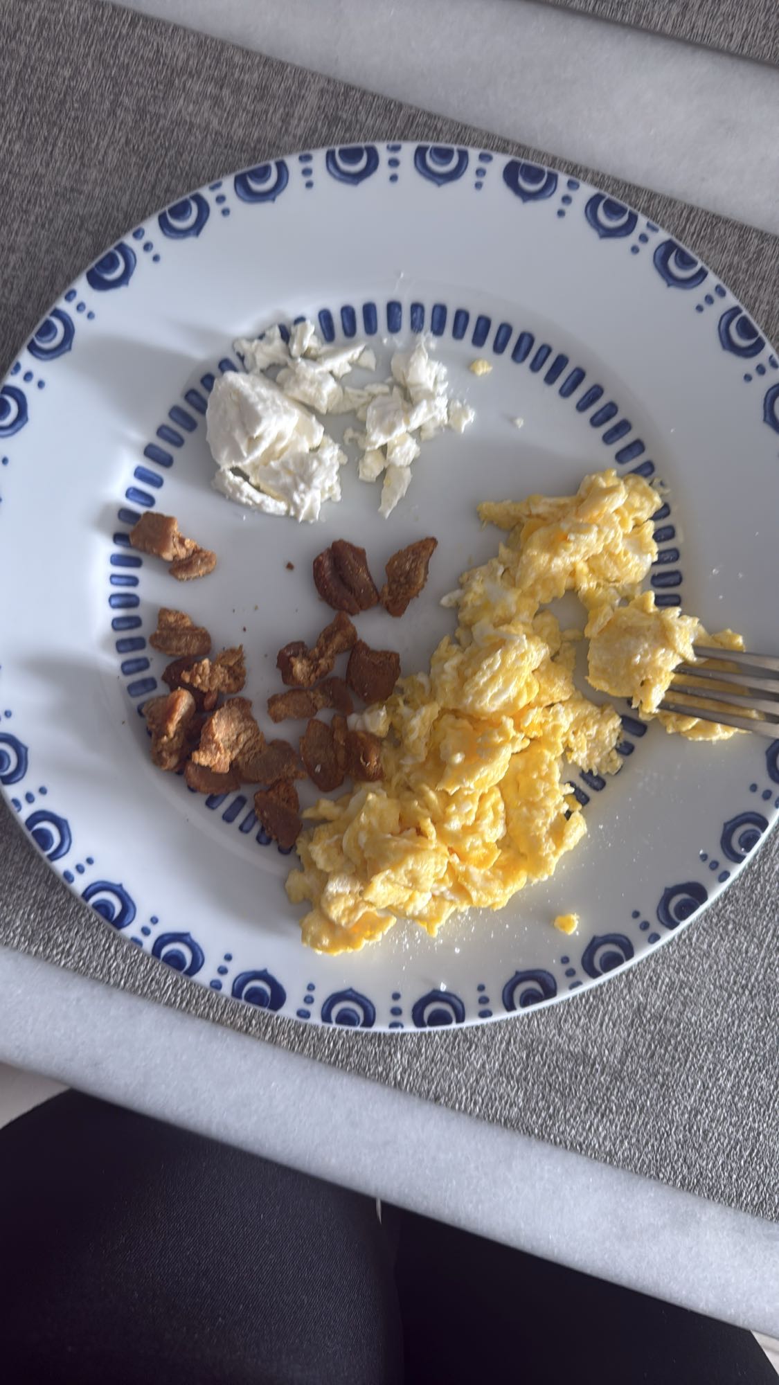 huevos revueltos y queso