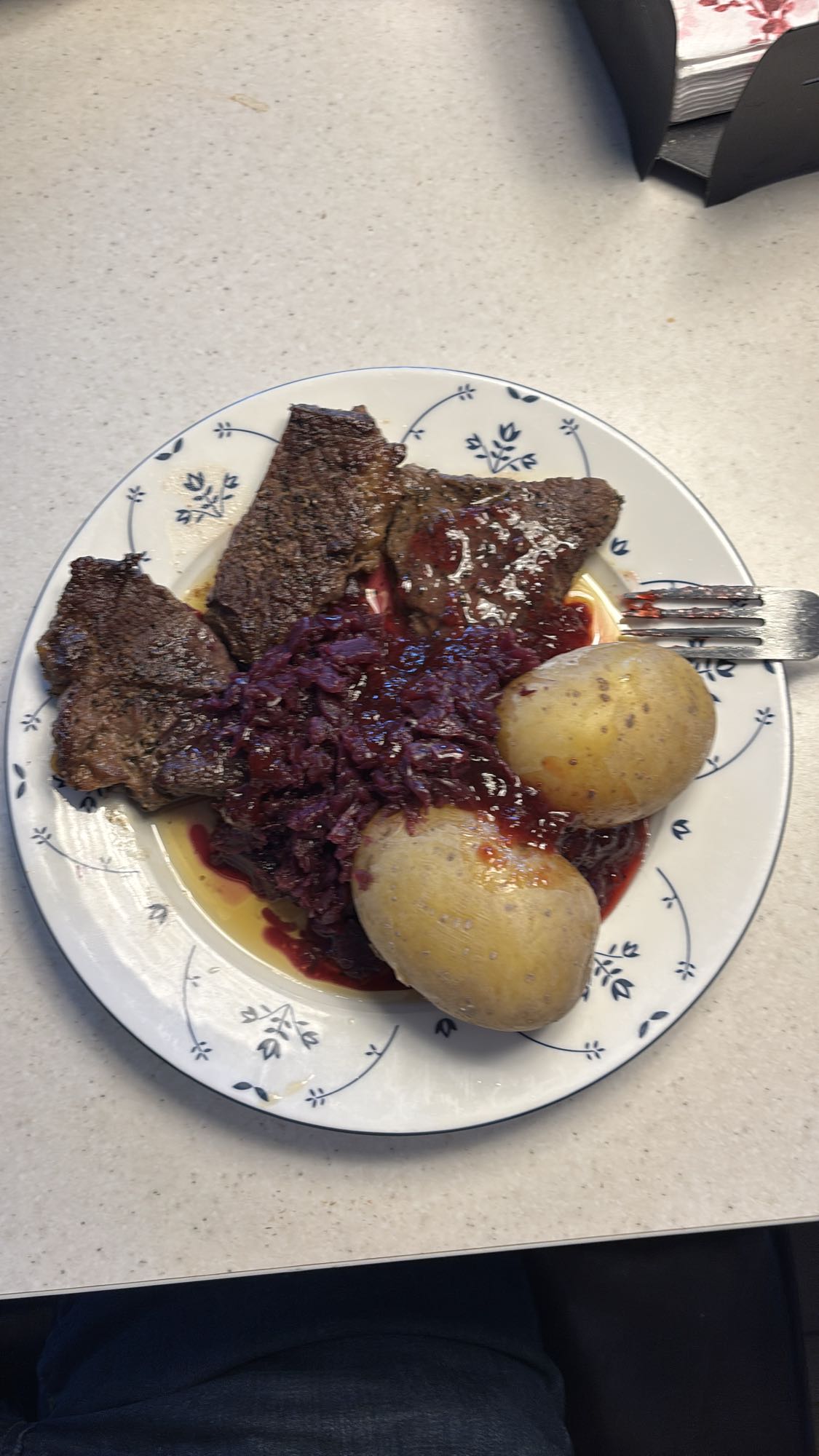 Biff med potet og rødkål