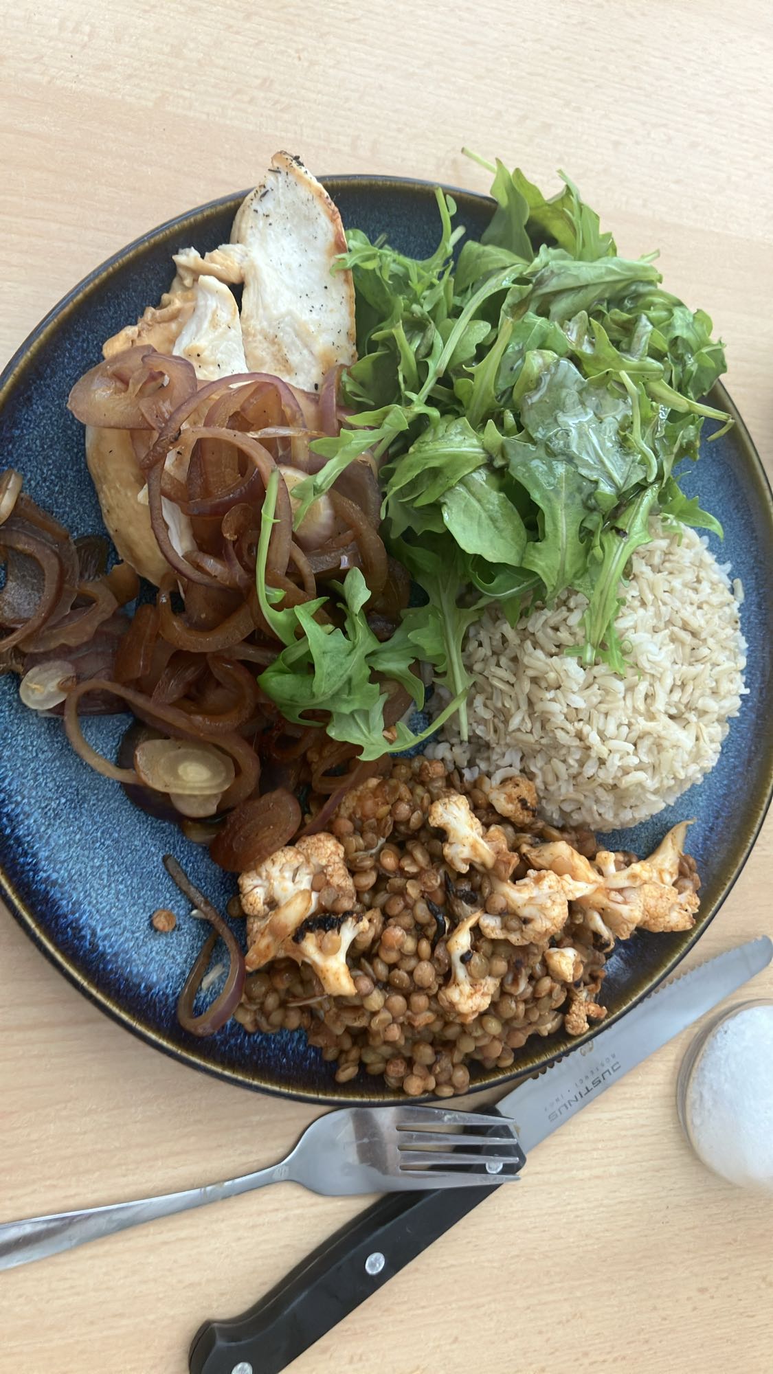 Frango, arroz, lentilha e salada