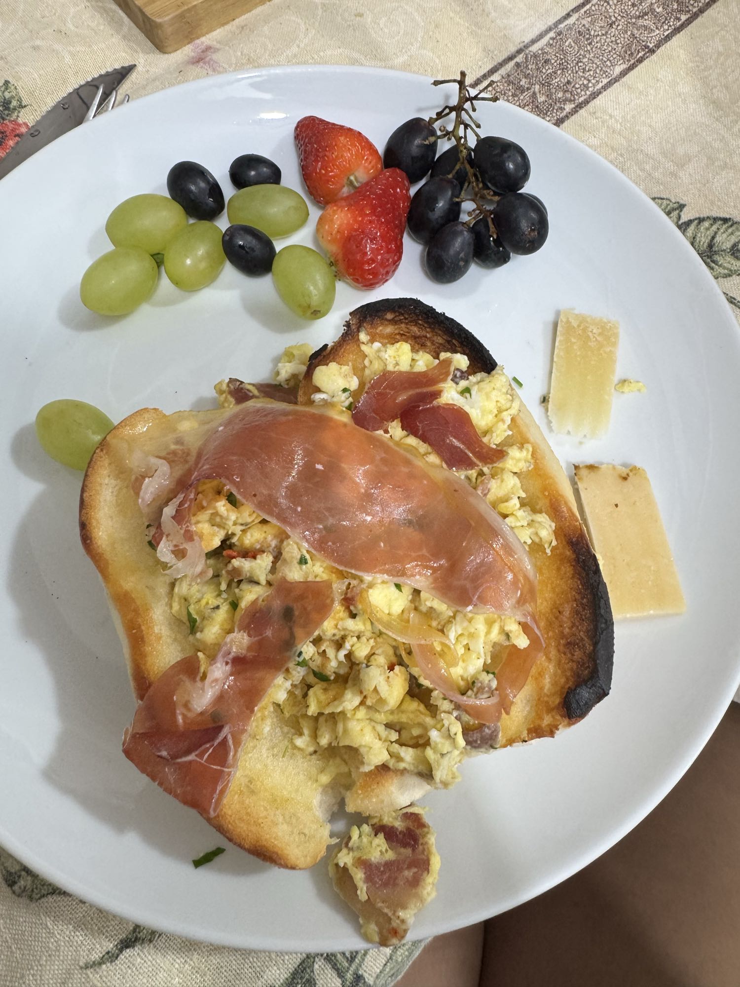 Torrada com ovos e frutas