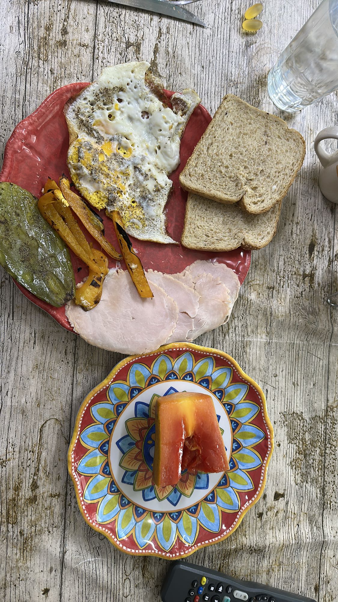 Desayuno con huevo y fruta