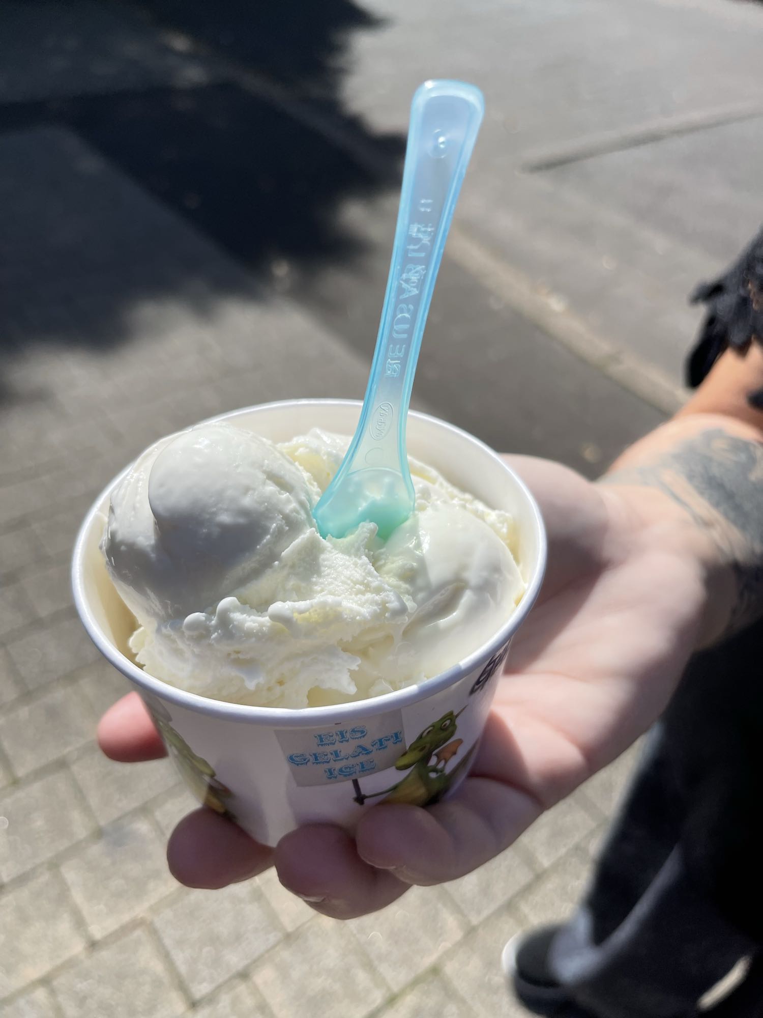 Vanilleeis im Becher