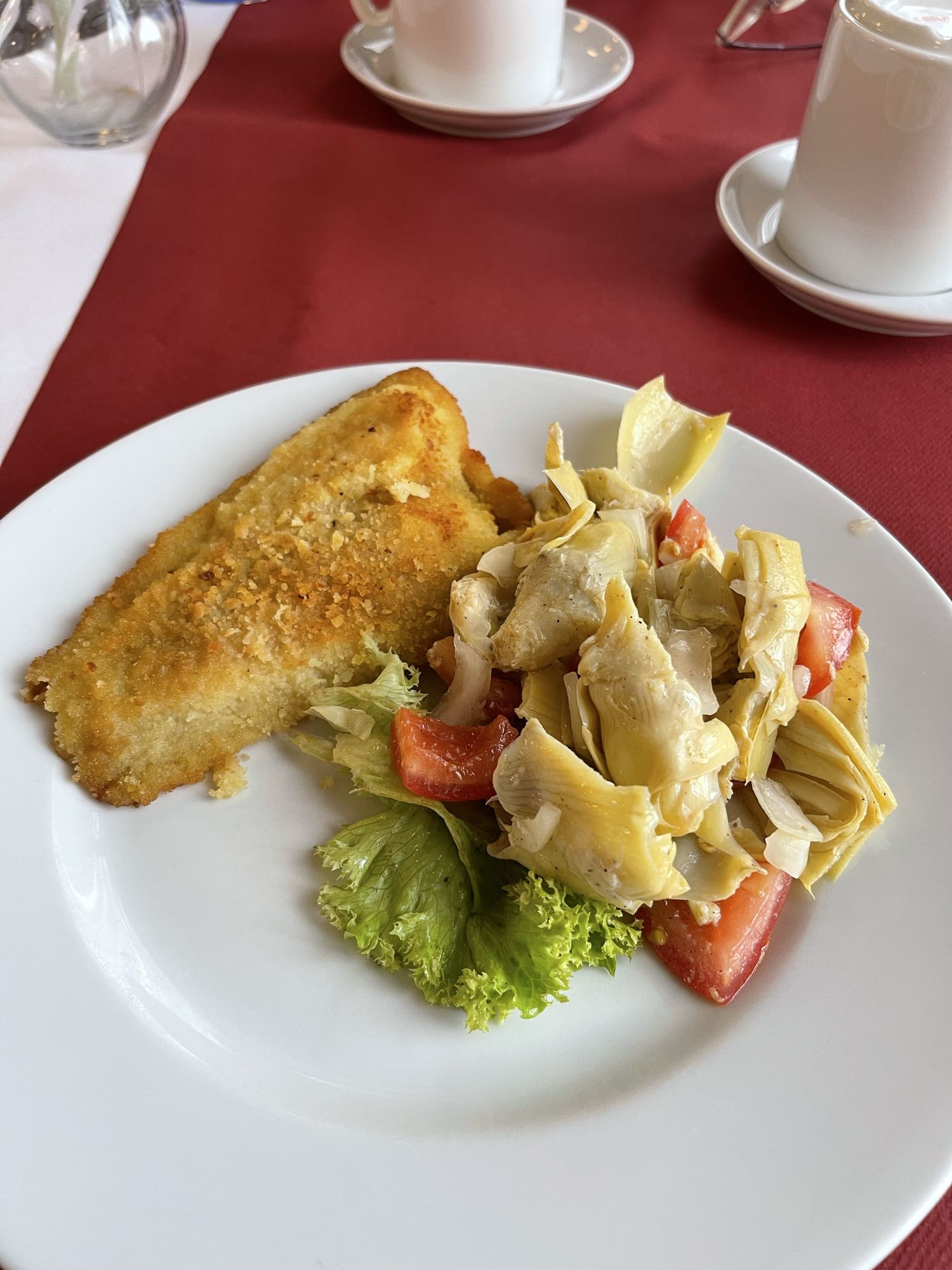 Panierter Fisch mit Salat