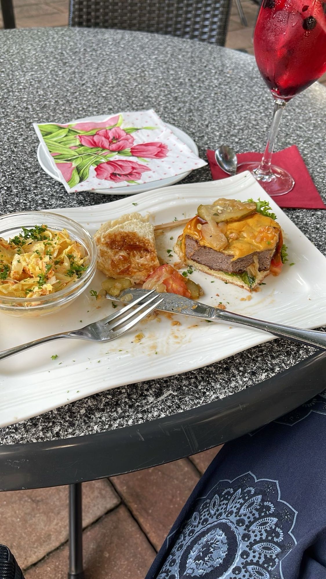 Halber Cheeseburger mit Salat