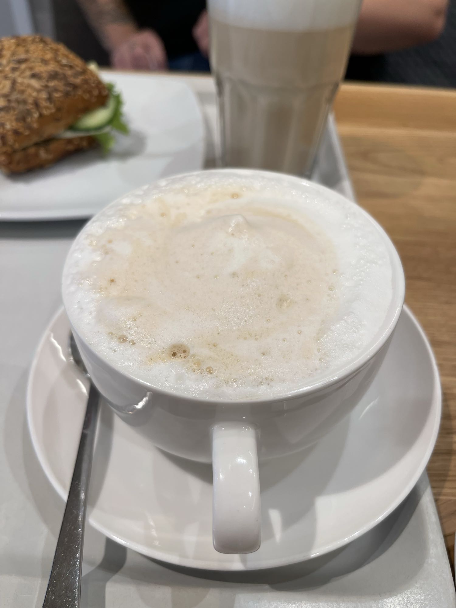 Koffie en volkoren broodje