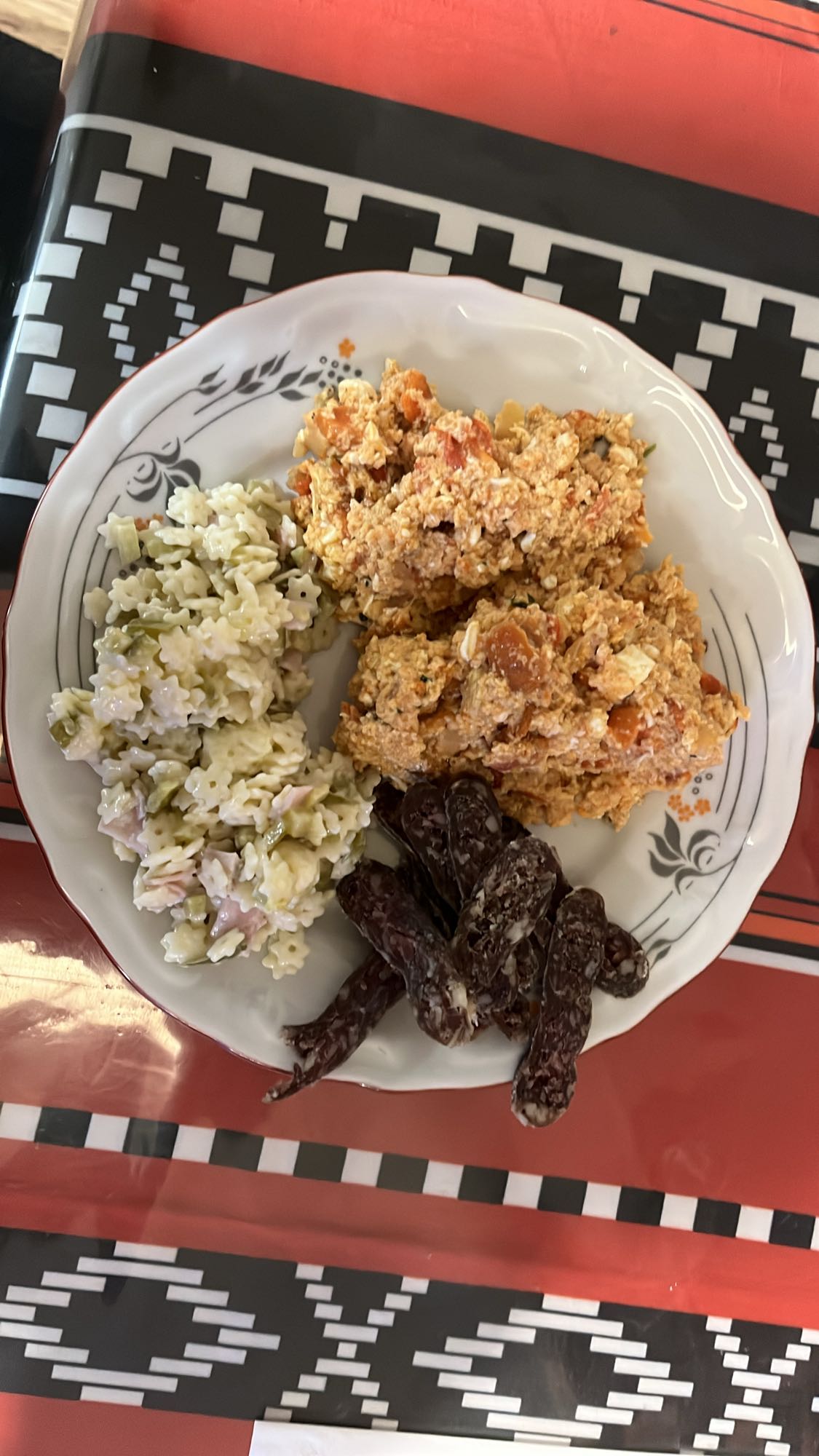 Бъркани яйца с наденица