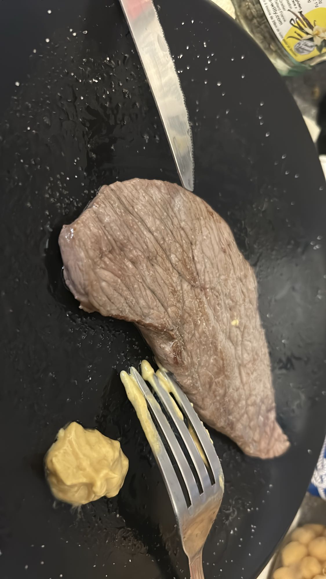 Tranche de bifteck avec moutarde