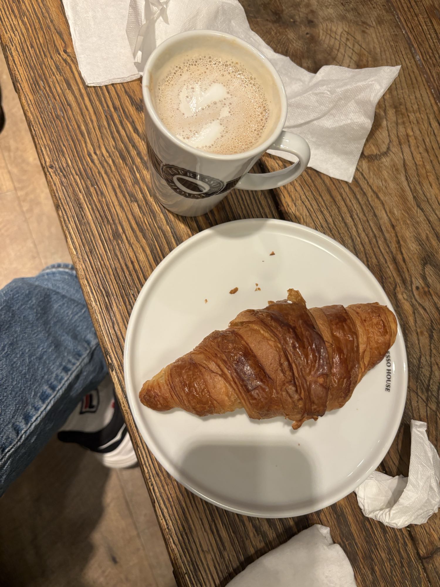 Kaffe och croissant