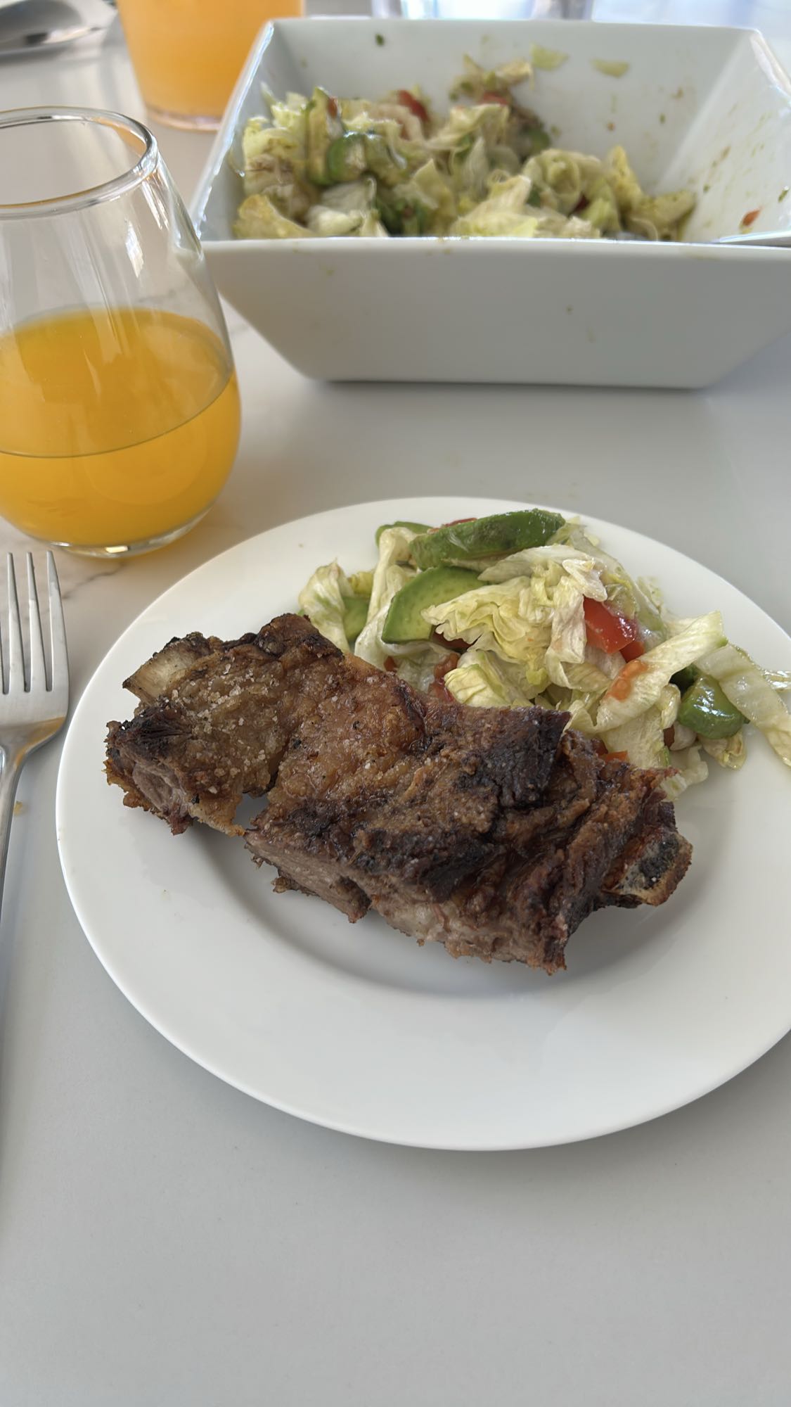 Costilla con ensalada y jugo