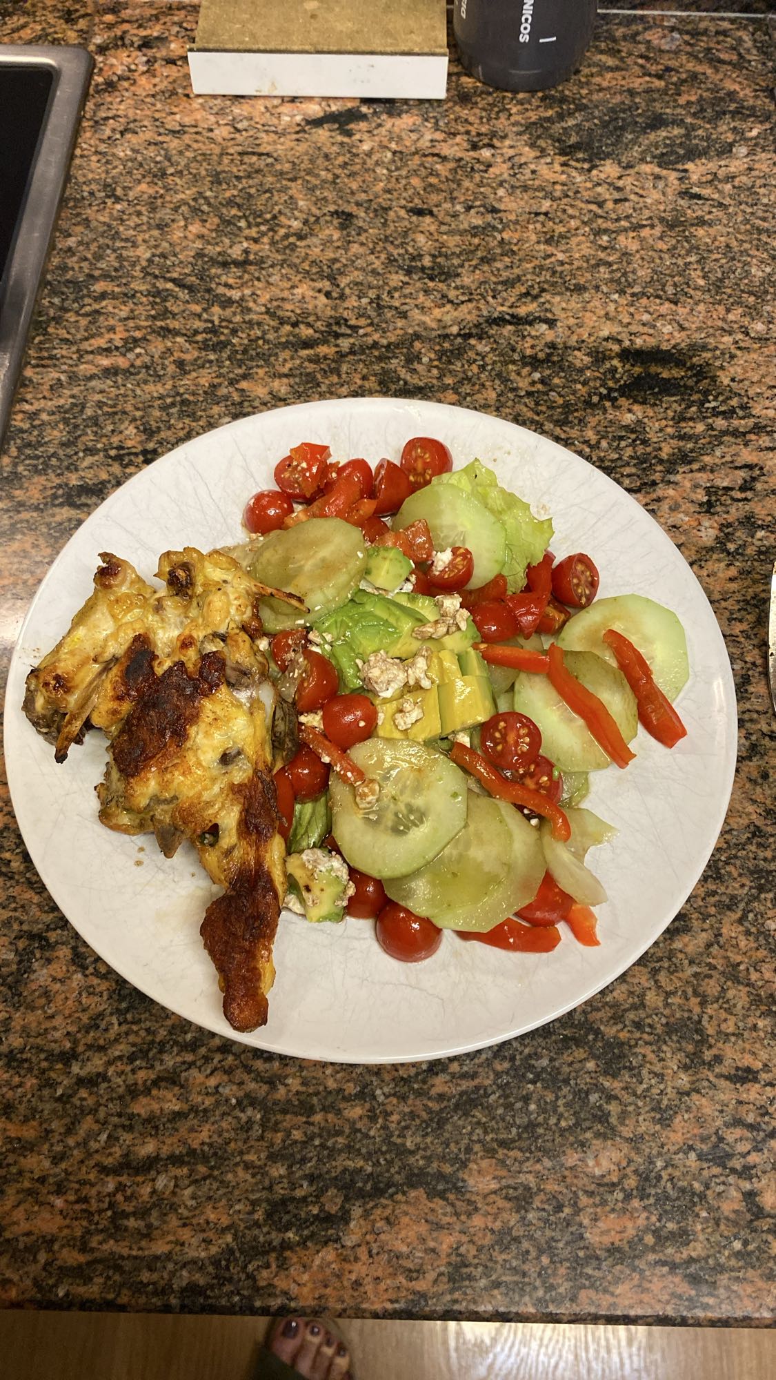 Alitas y ensalada fresca