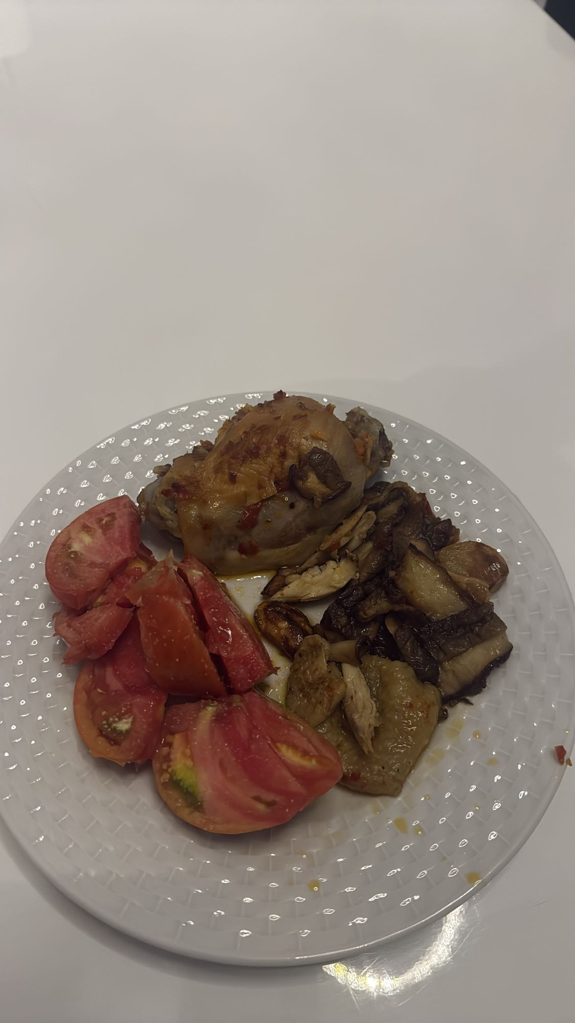 Pui cu ciuperci și roșii