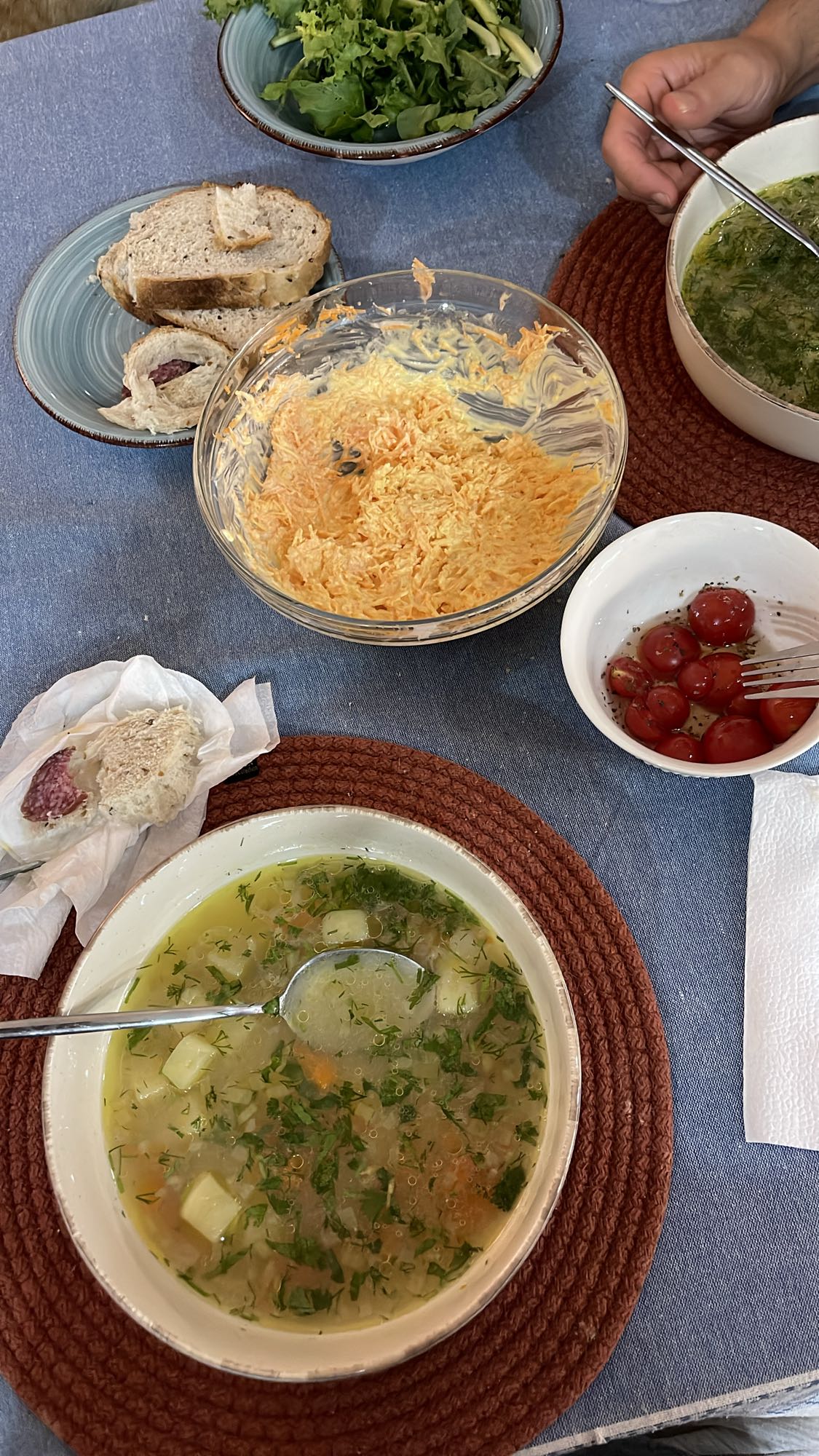 овощной суп и салаты