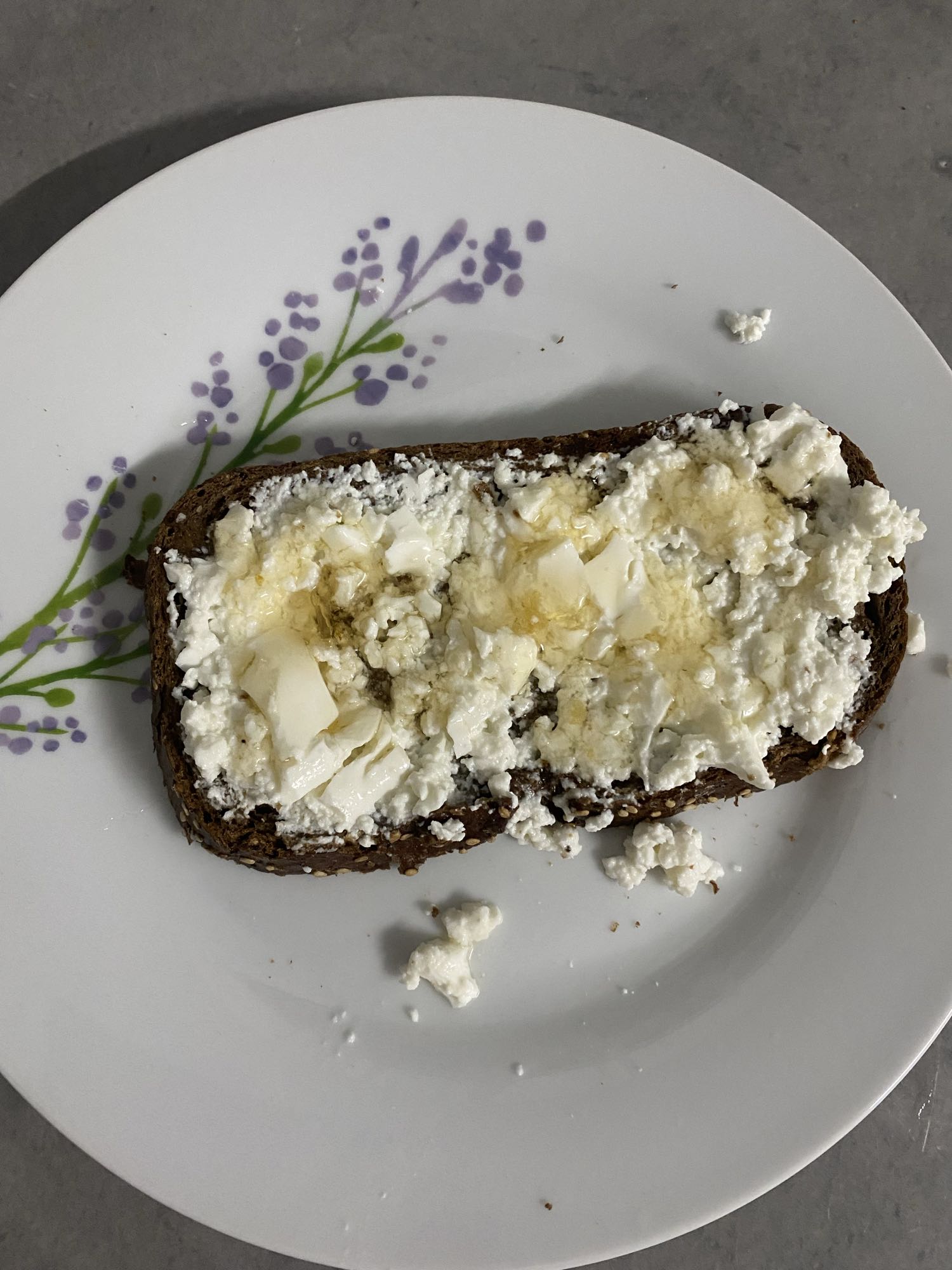 Tostada con requesón y miel