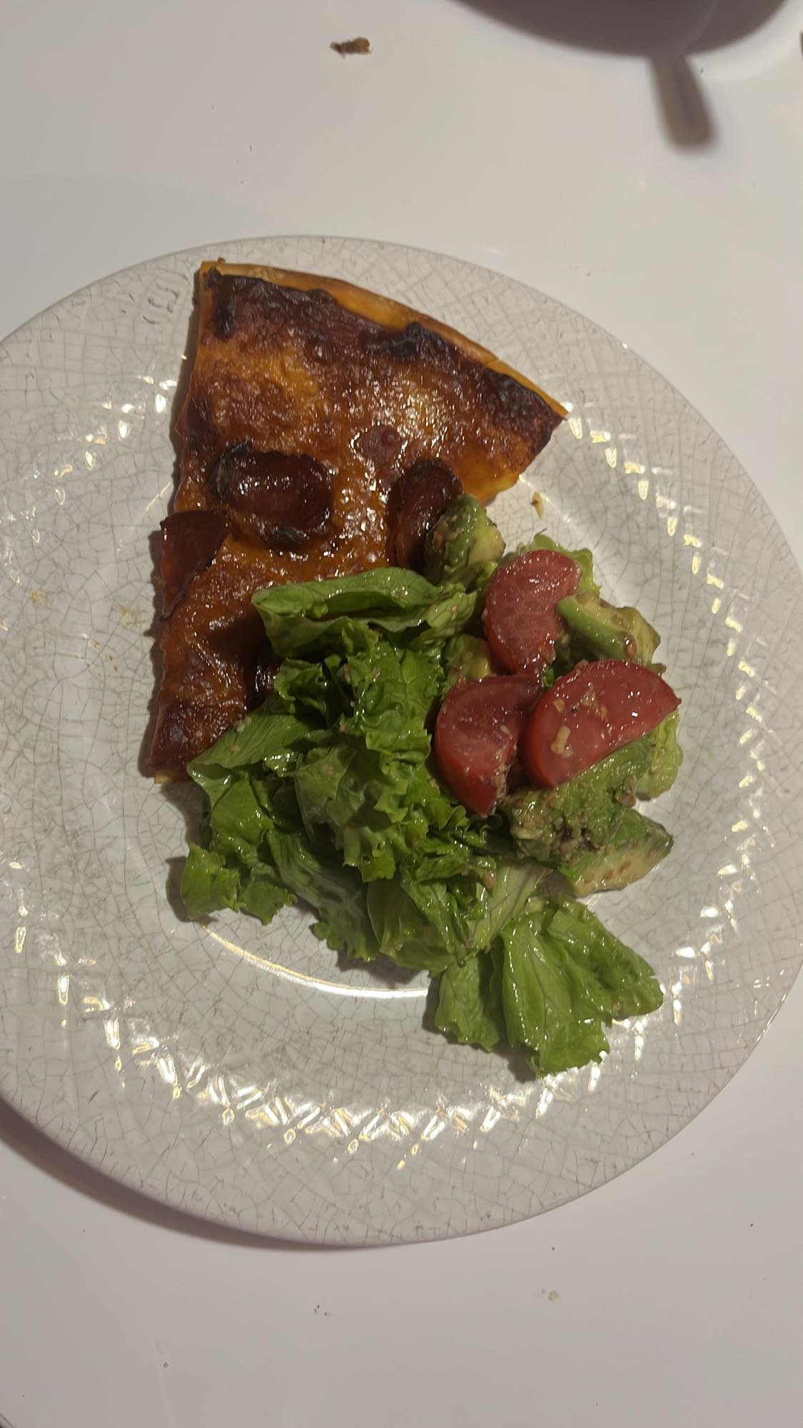 Pizza et salade verte