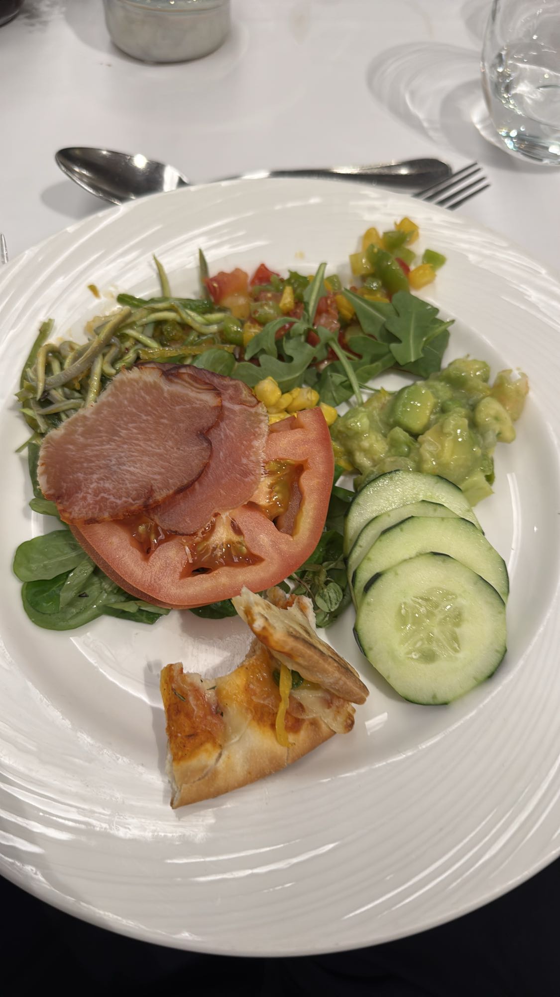 Gemischter Salatteller mit Pizza