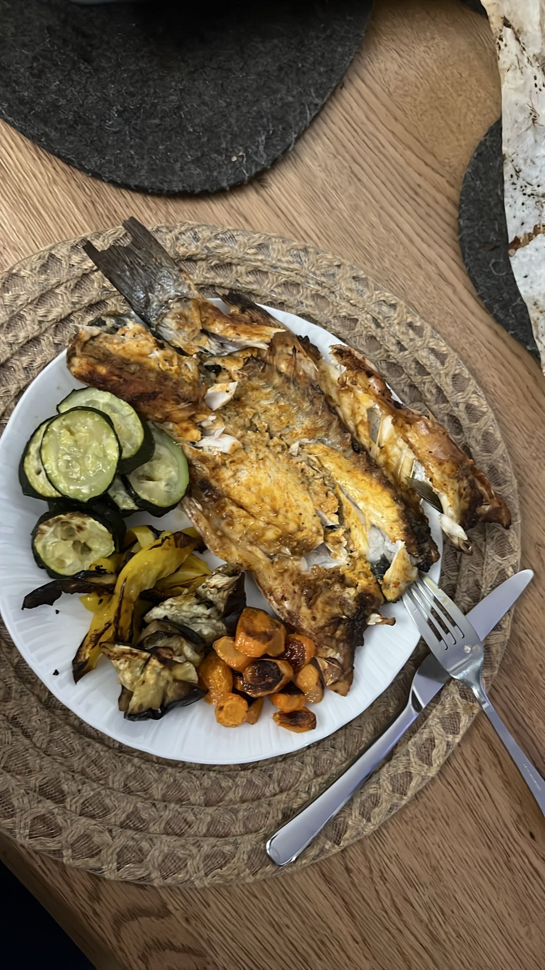 Grillet fisk med grønnsaker