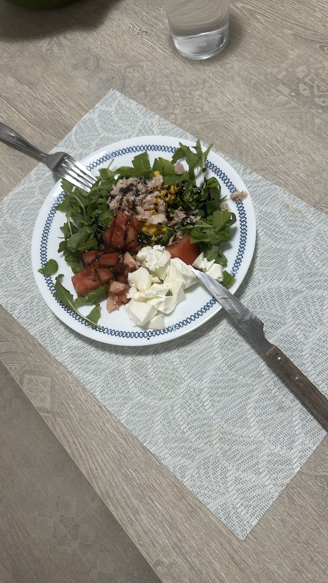 ensalada con atún y queso