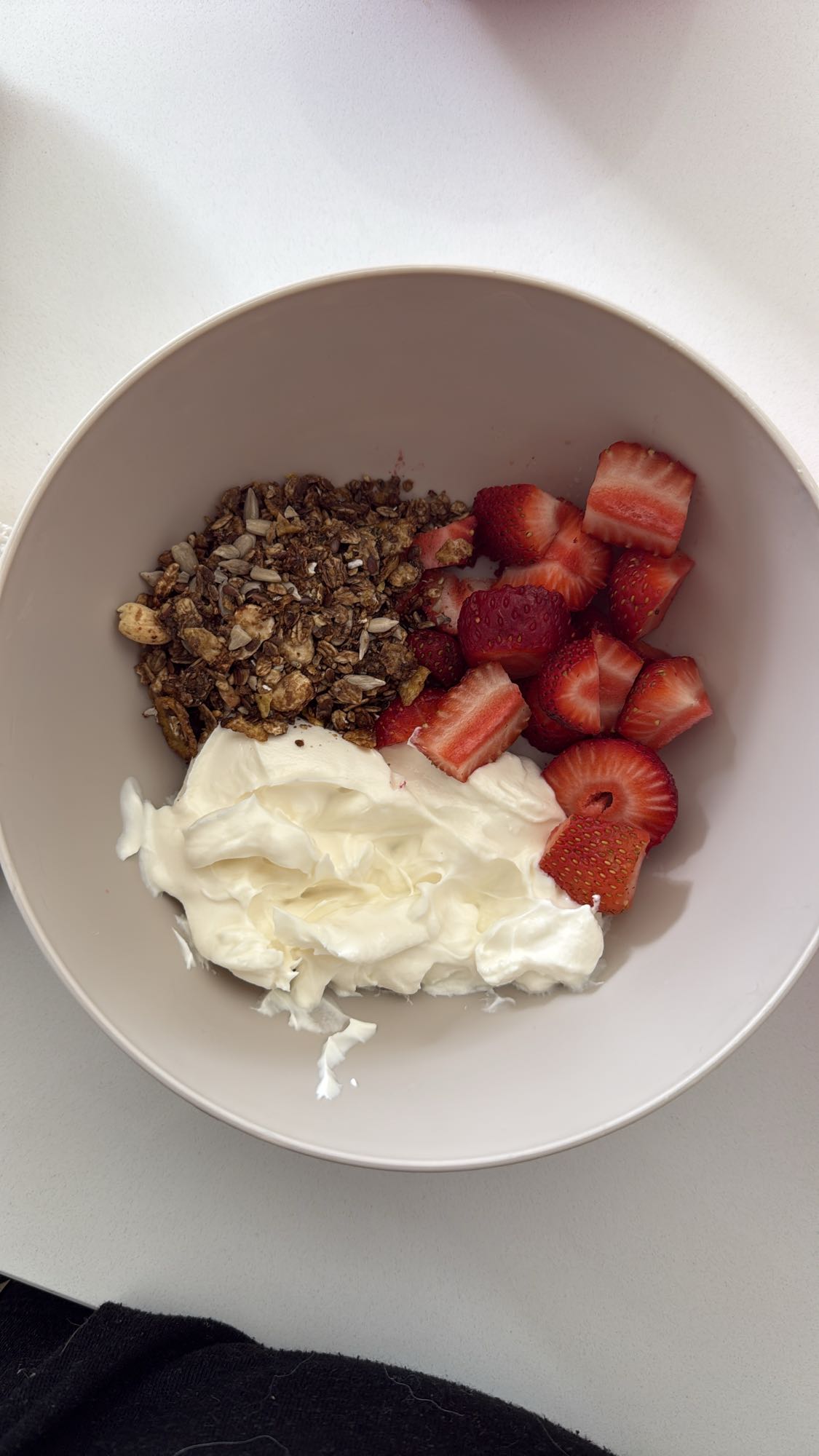yogur con granola y fresas