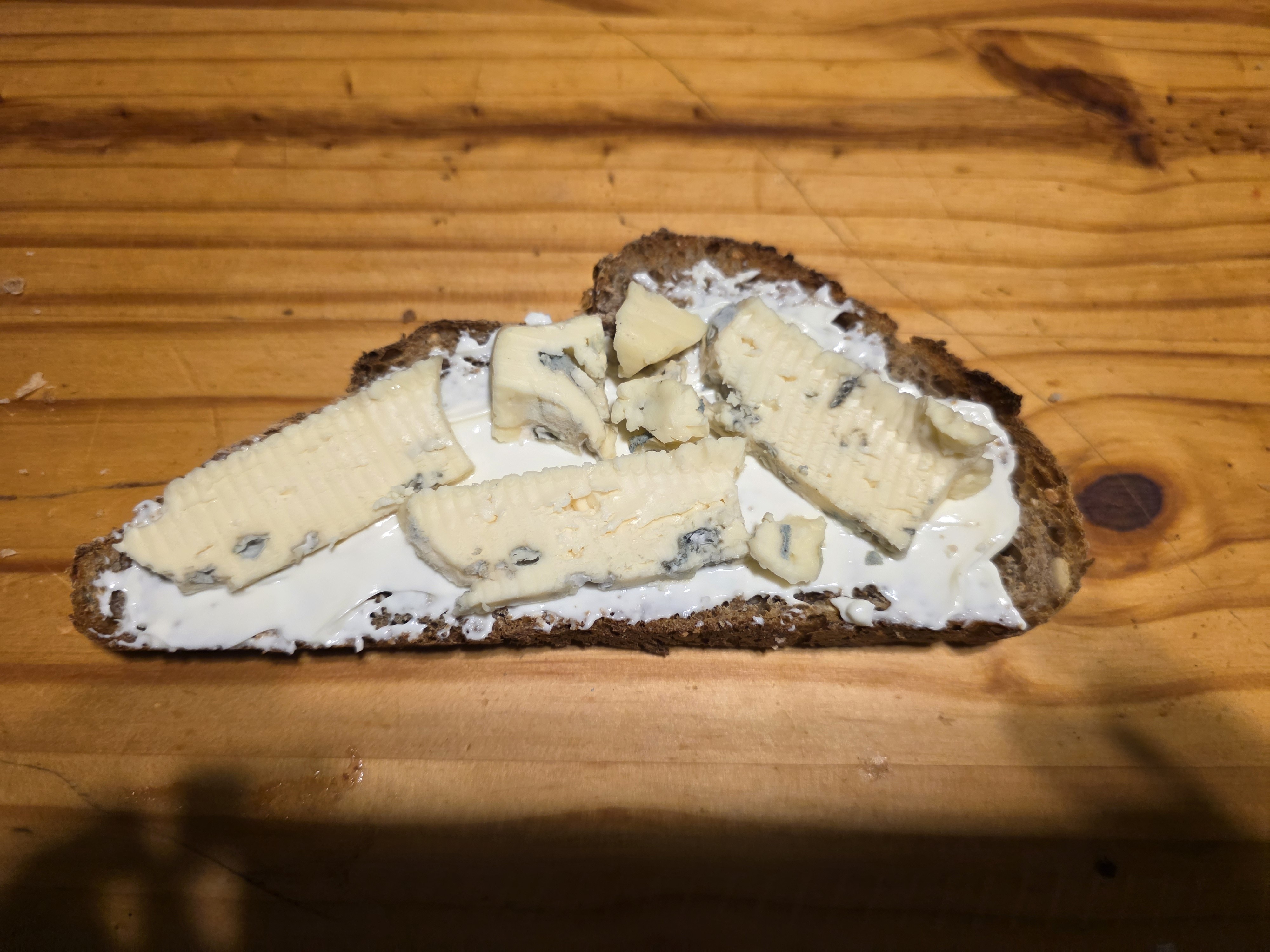 Tostada con quesos